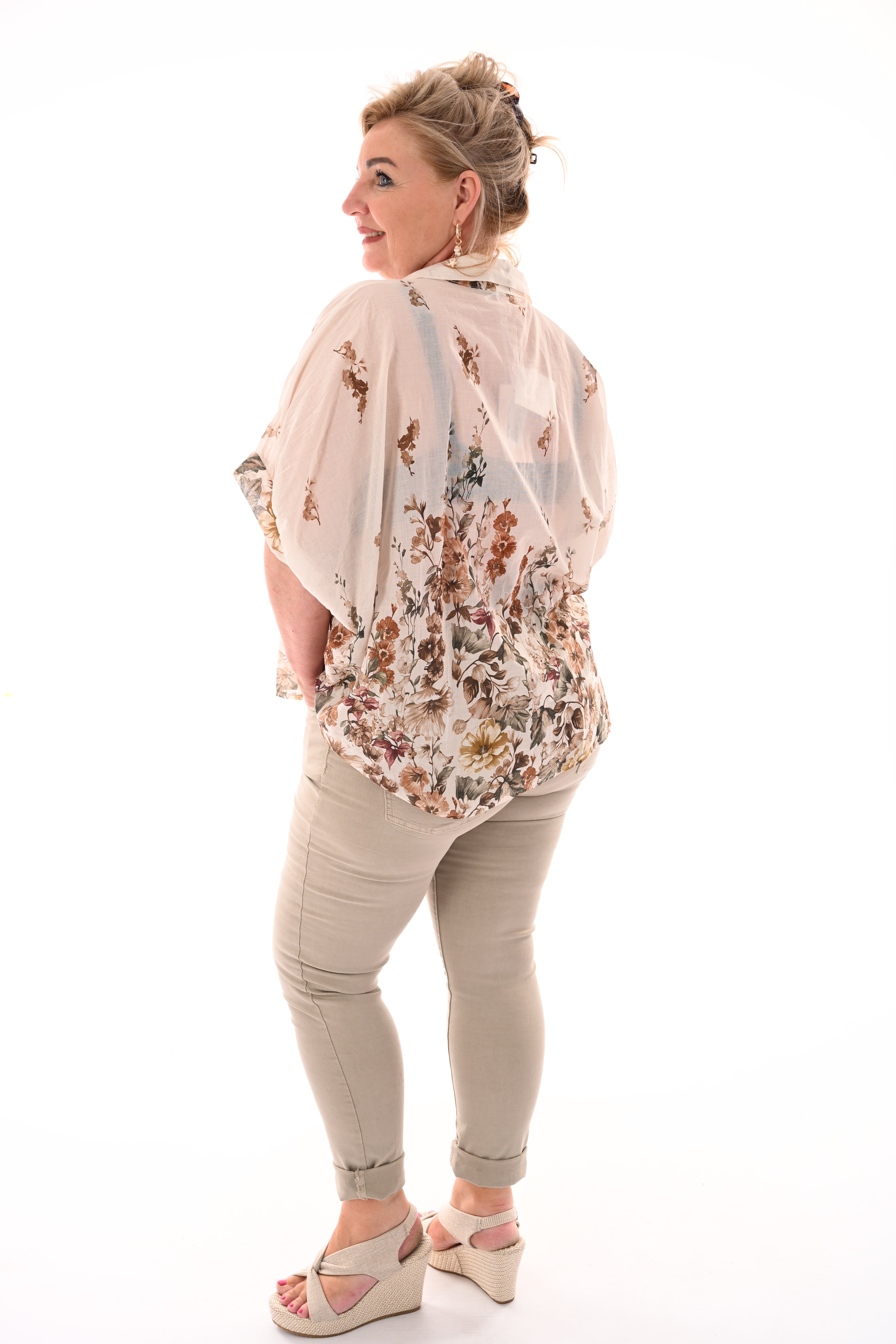 Doorknoop blouse bloemen print beige