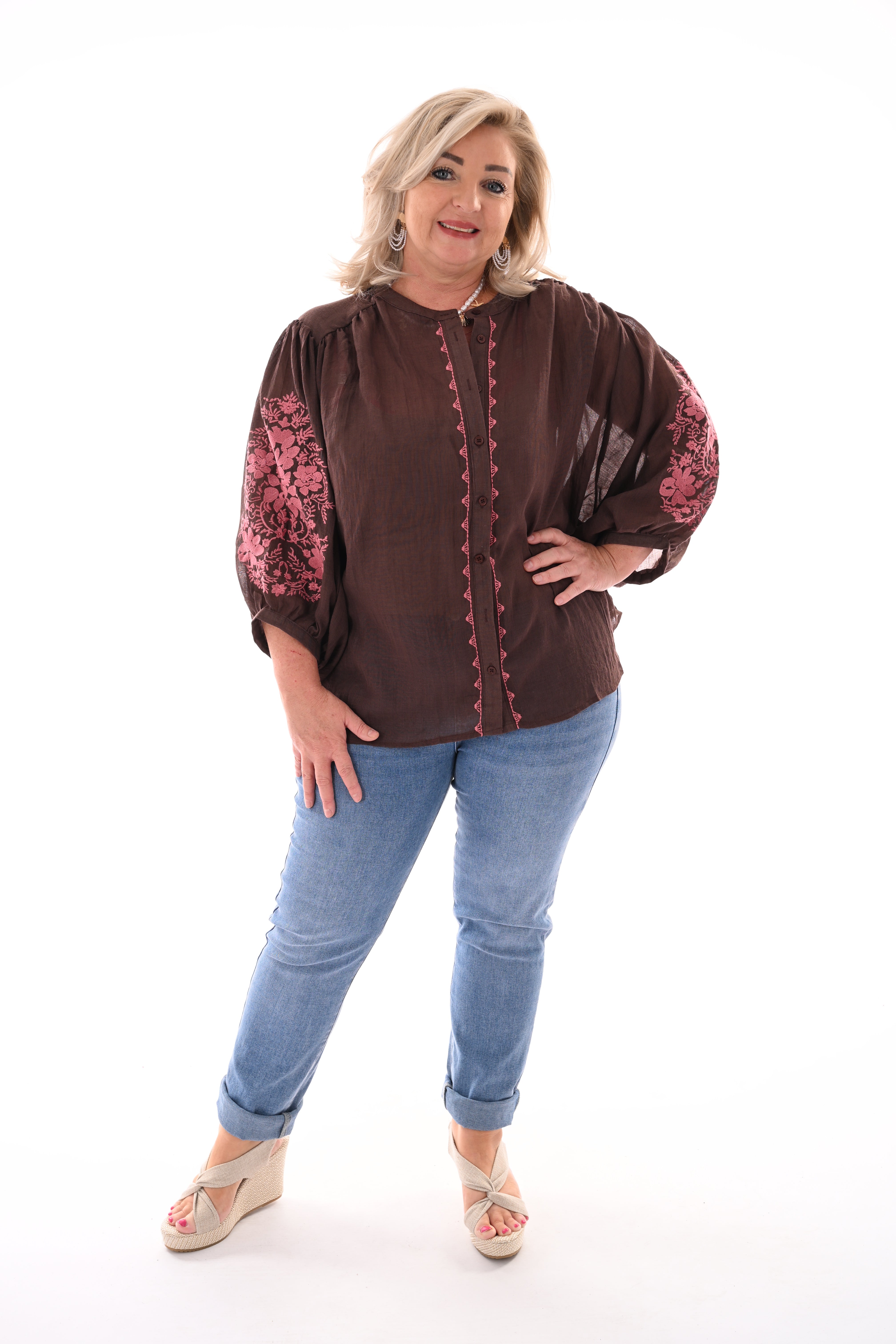 Blouse pofmouwen bloemen details donkerbruin