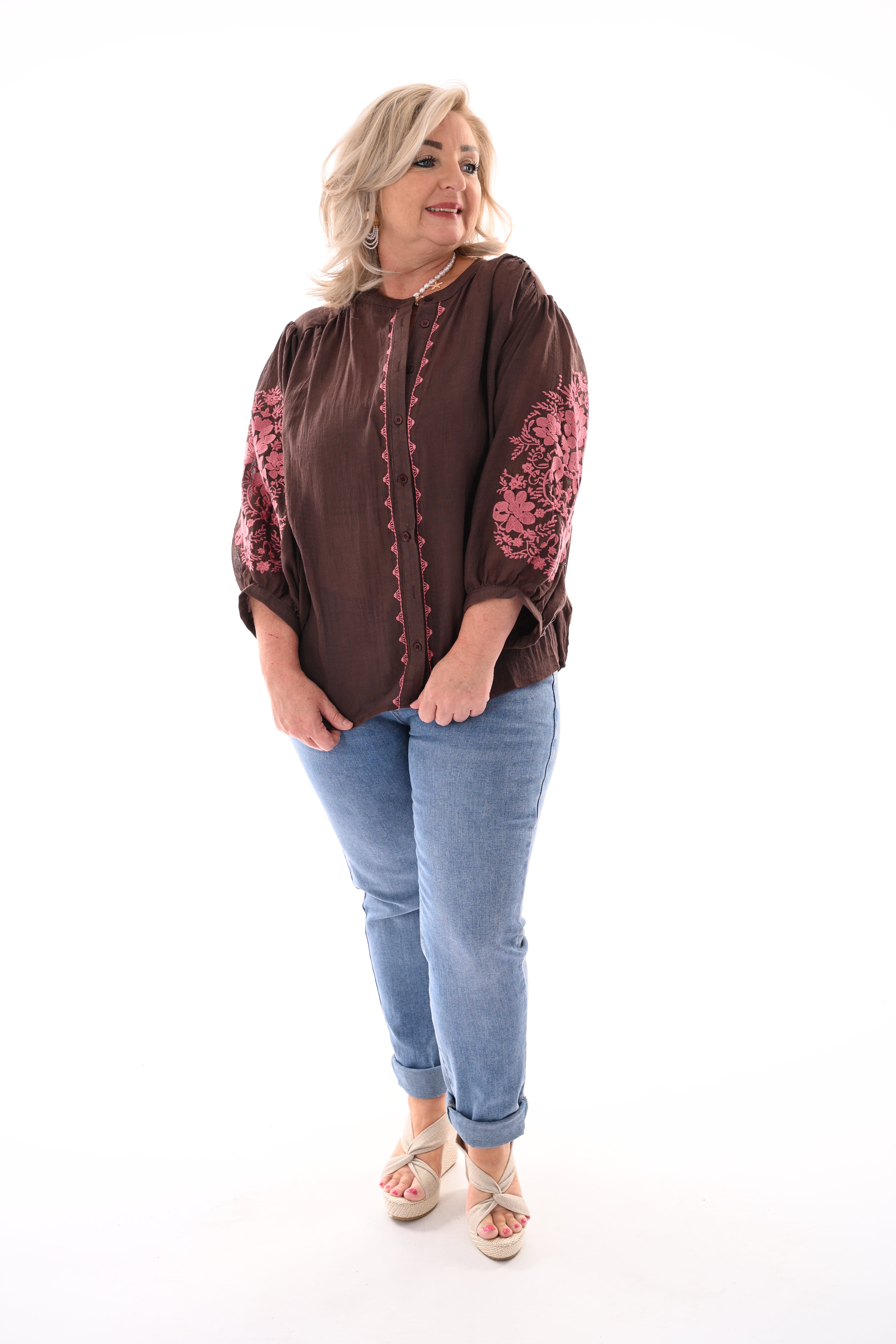 Blouse pofmouwen bloemen details donkerbruin