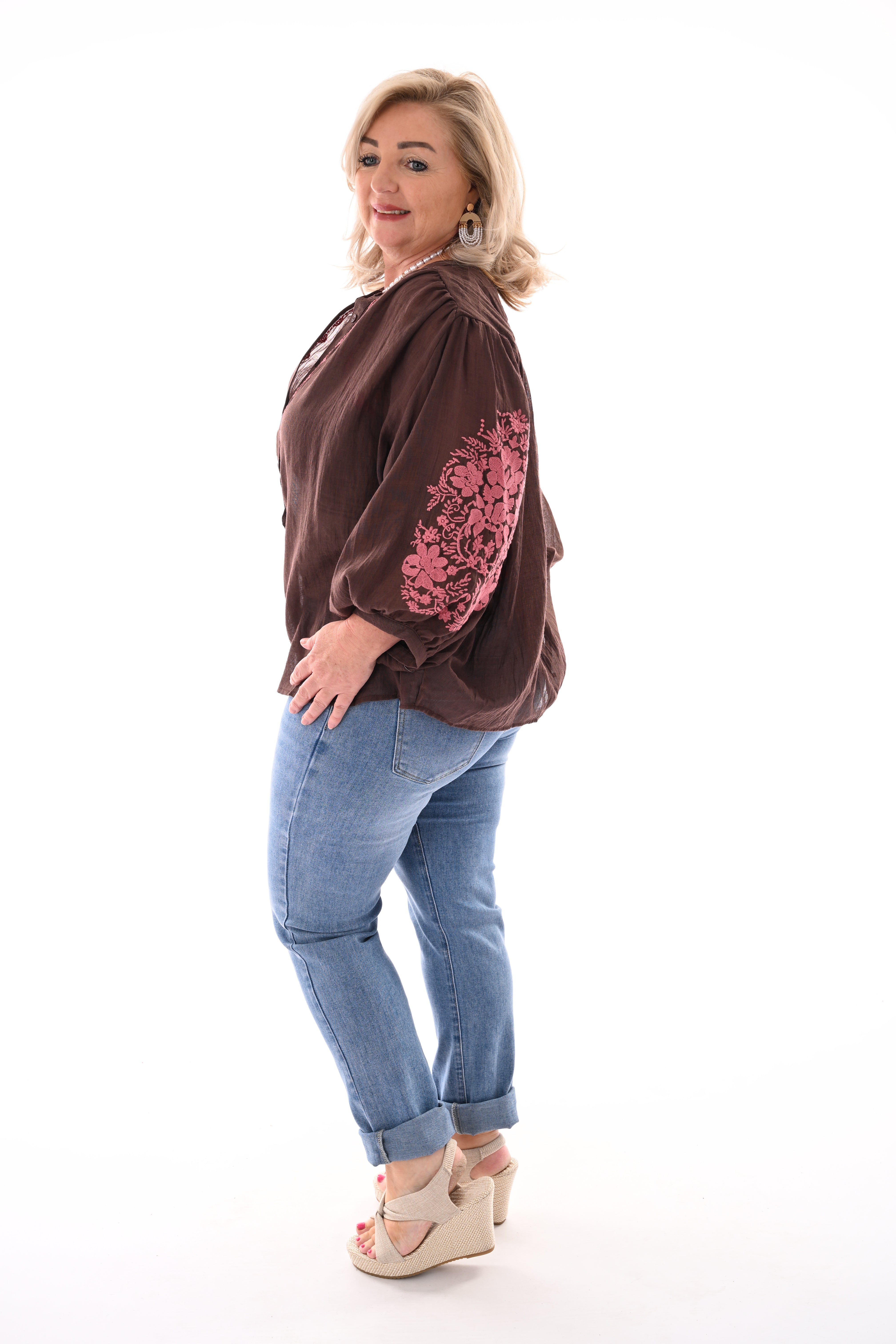 Blouse pofmouwen bloemen details donkerbruin