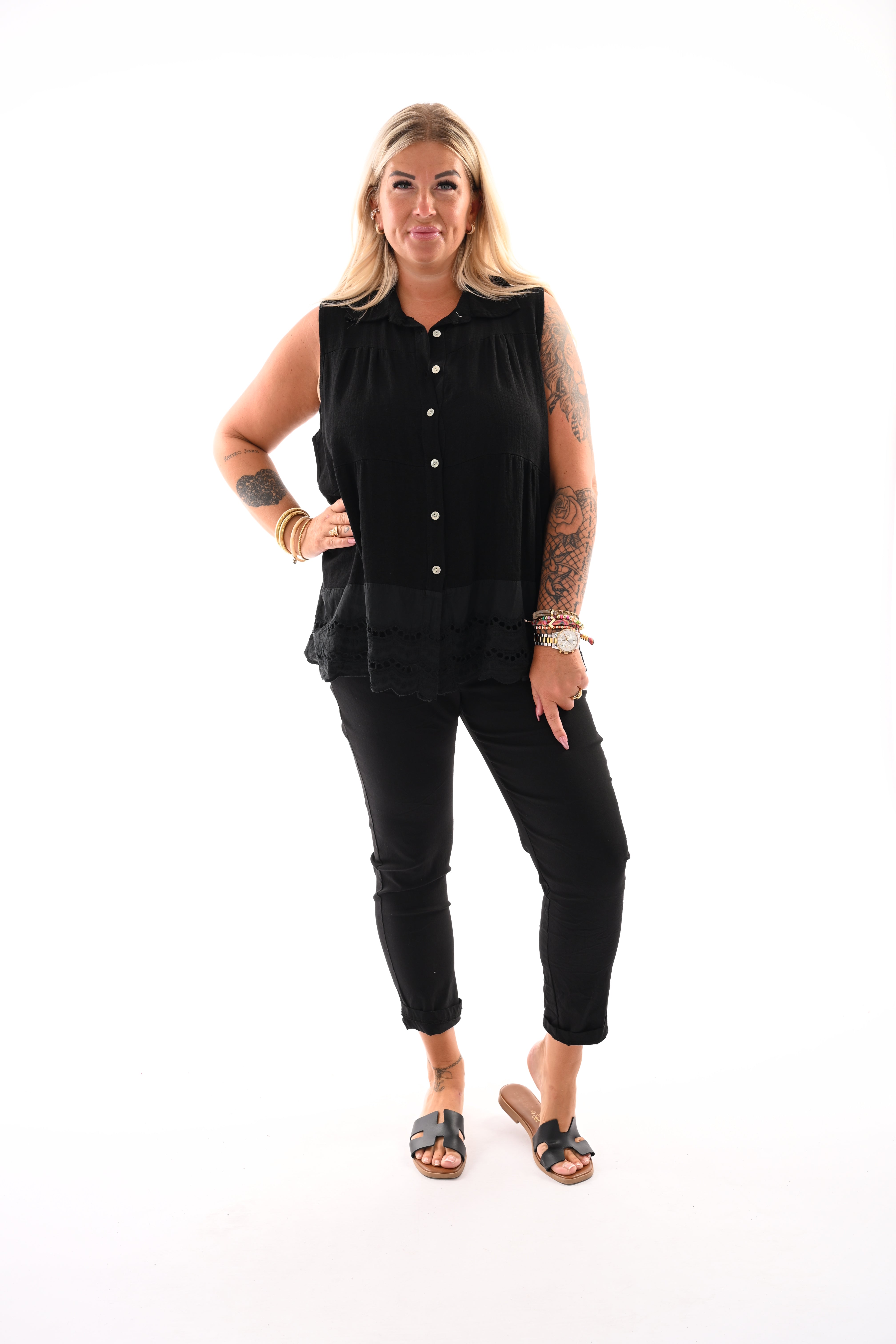 Doorknoop blouse mouwloos kanten rand zwart