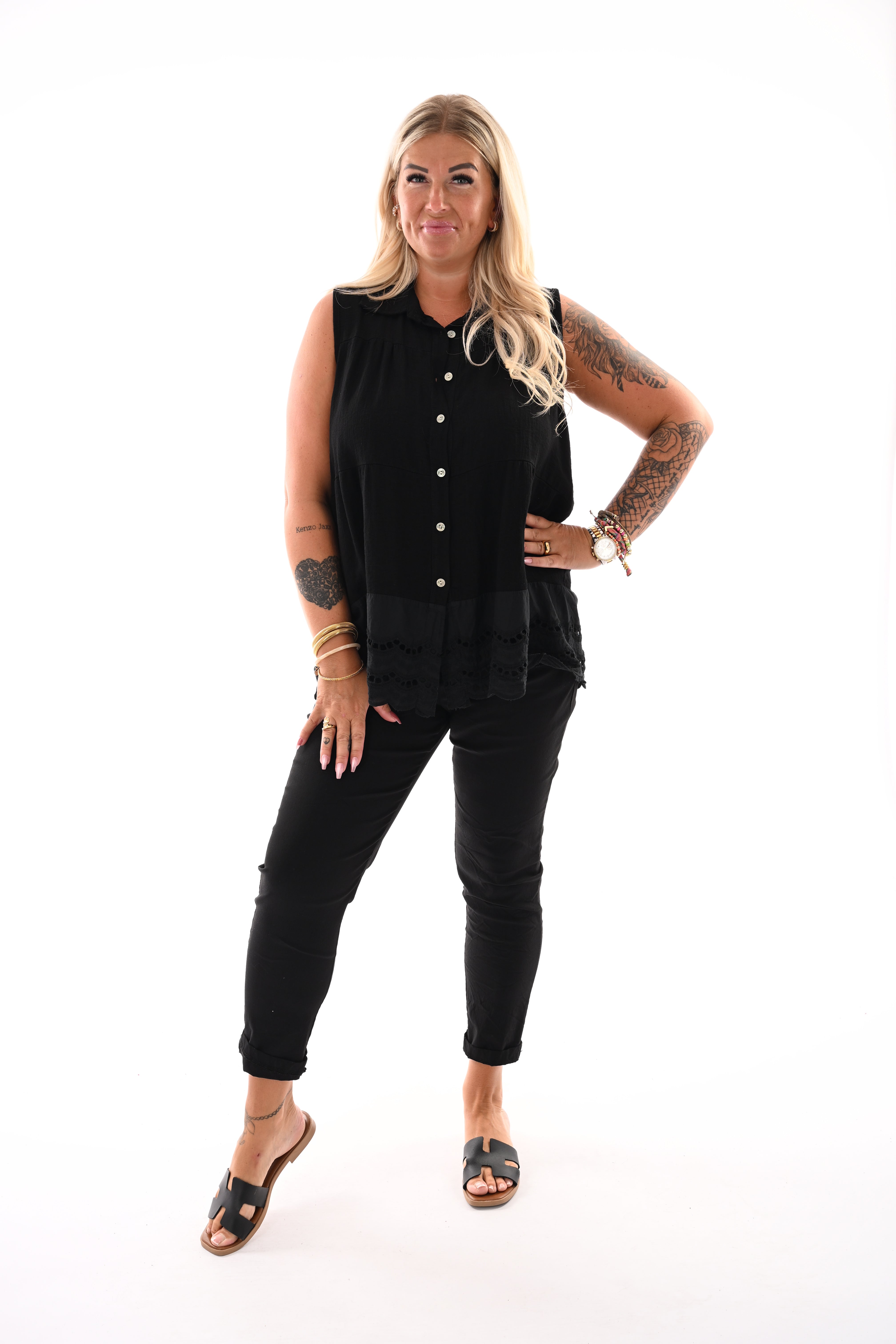 Doorknoop blouse mouwloos kanten rand zwart