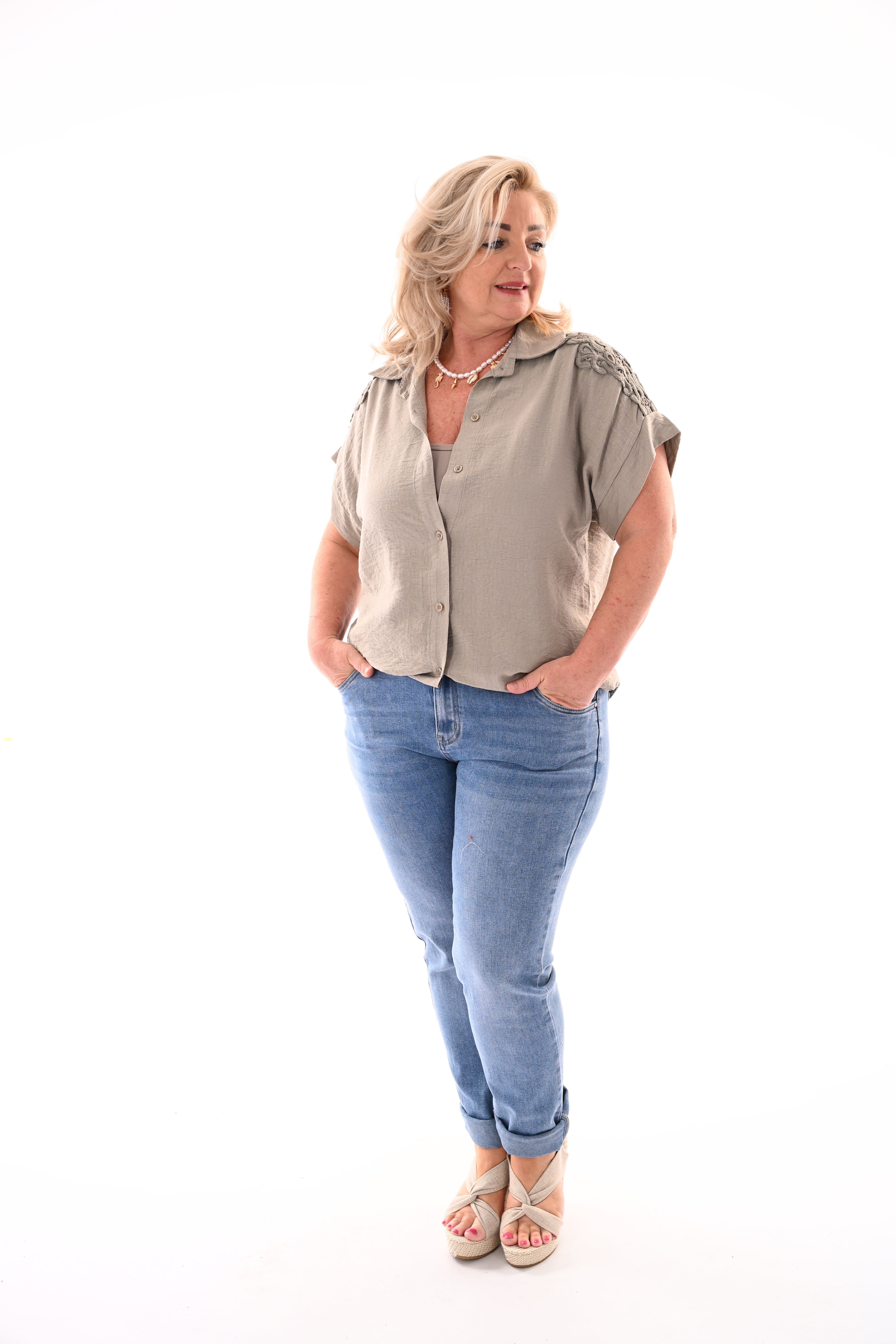 Blouse korte mouwen broderie detail taupe