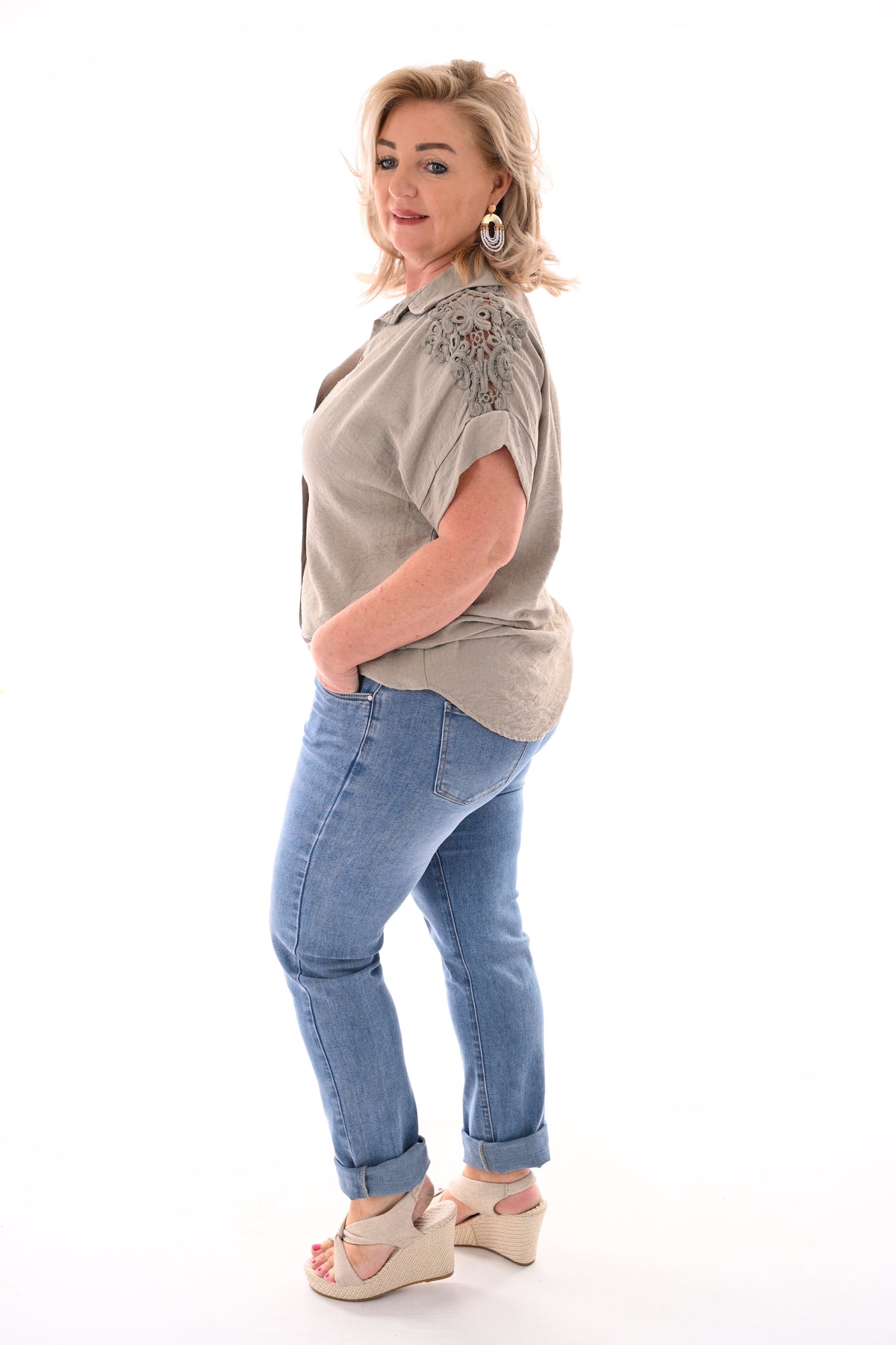 Blouse korte mouwen broderie detail taupe