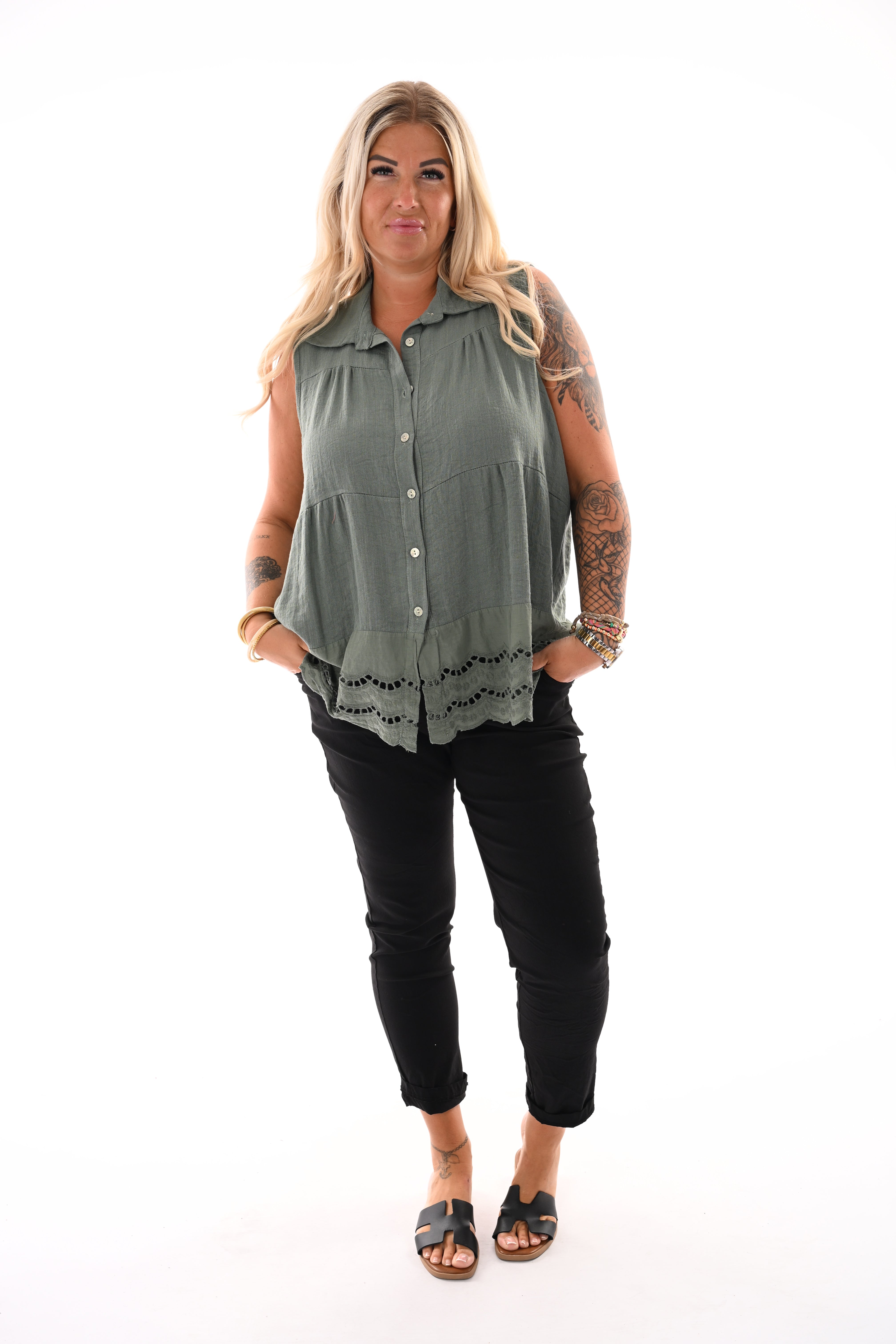 Doorknoop blouse mouwloos kanten rand legergroen
