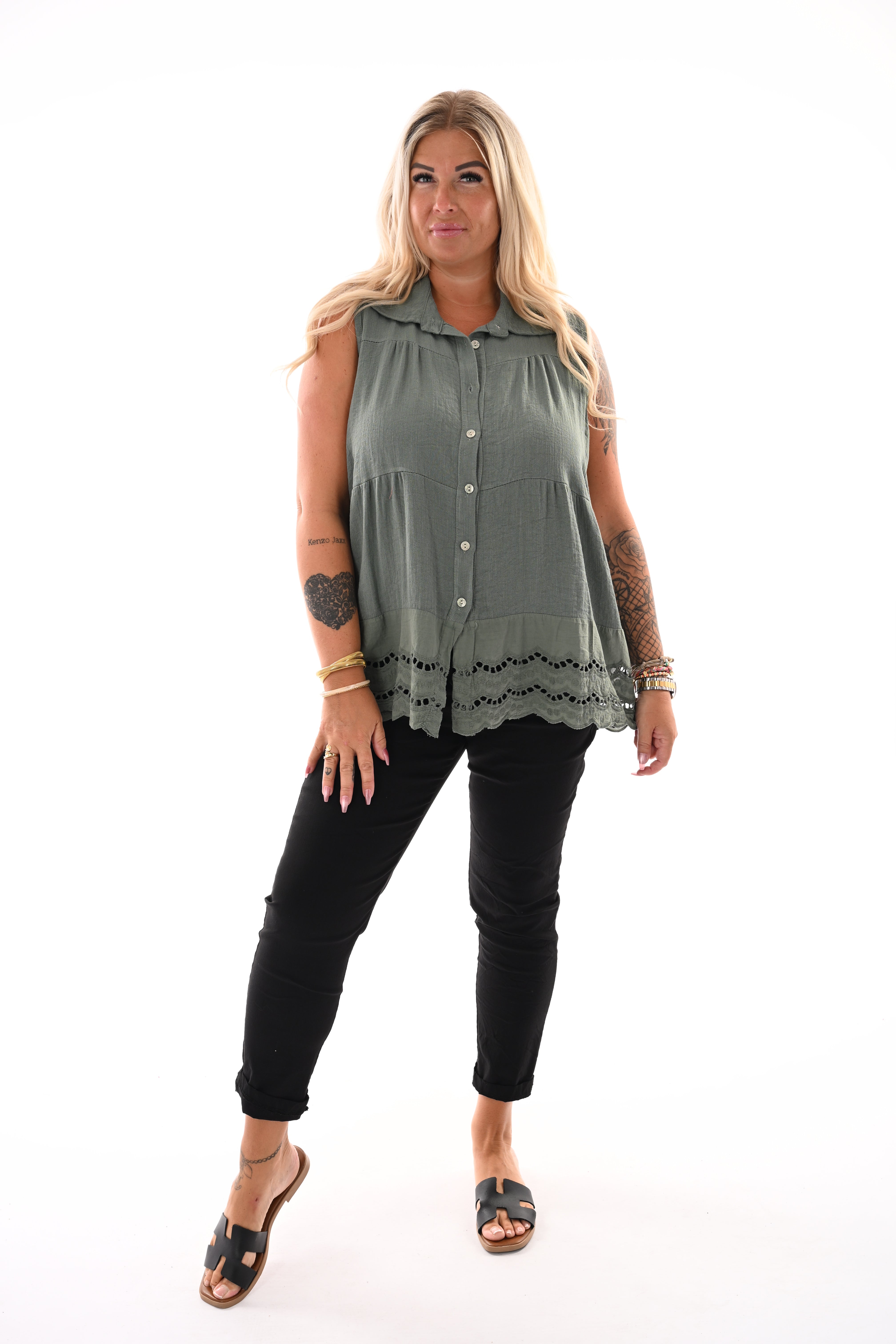 Doorknoop blouse mouwloos kanten rand legergroen