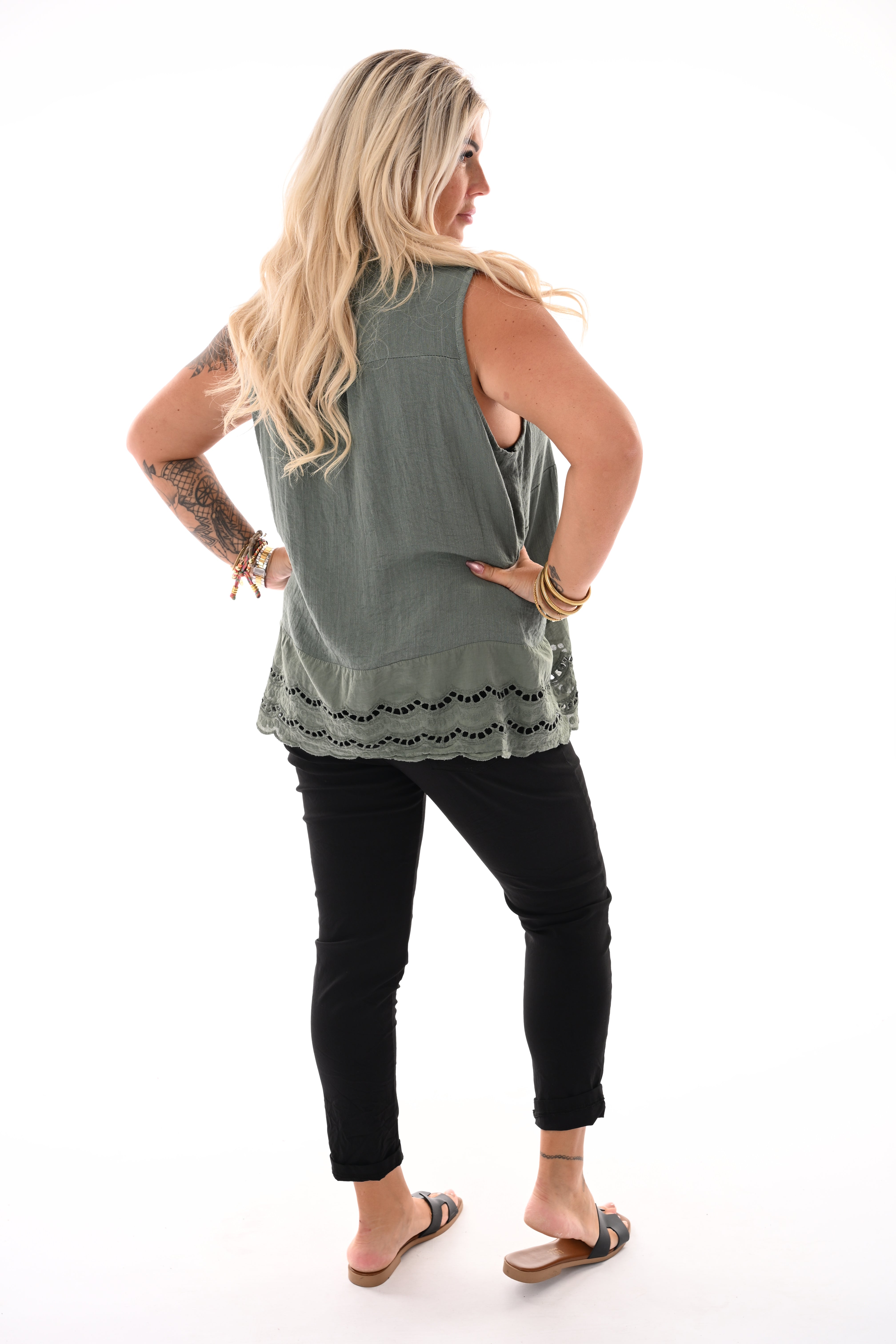 Doorknoop blouse mouwloos kanten rand legergroen