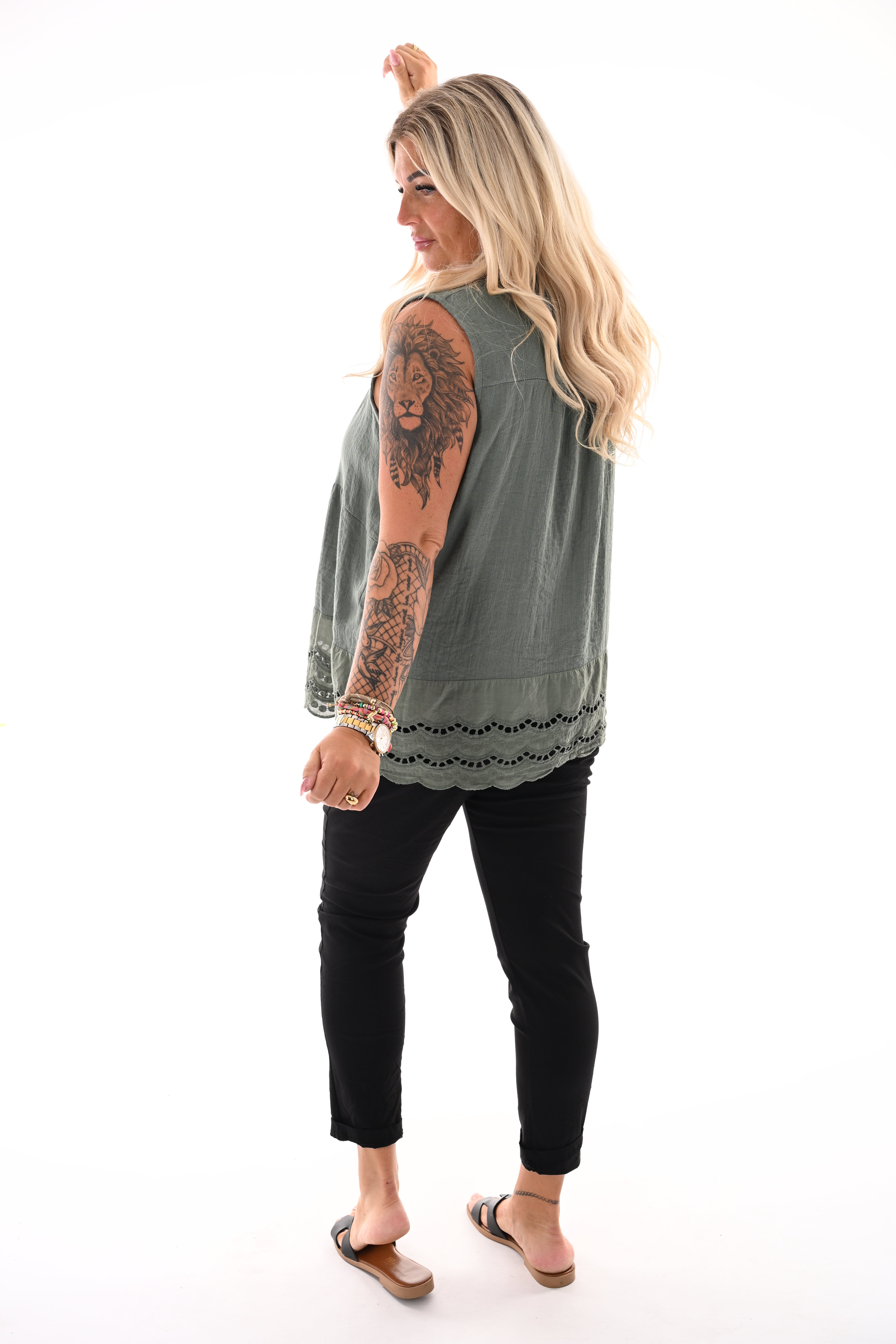 Doorknoop blouse mouwloos kanten rand legergroen