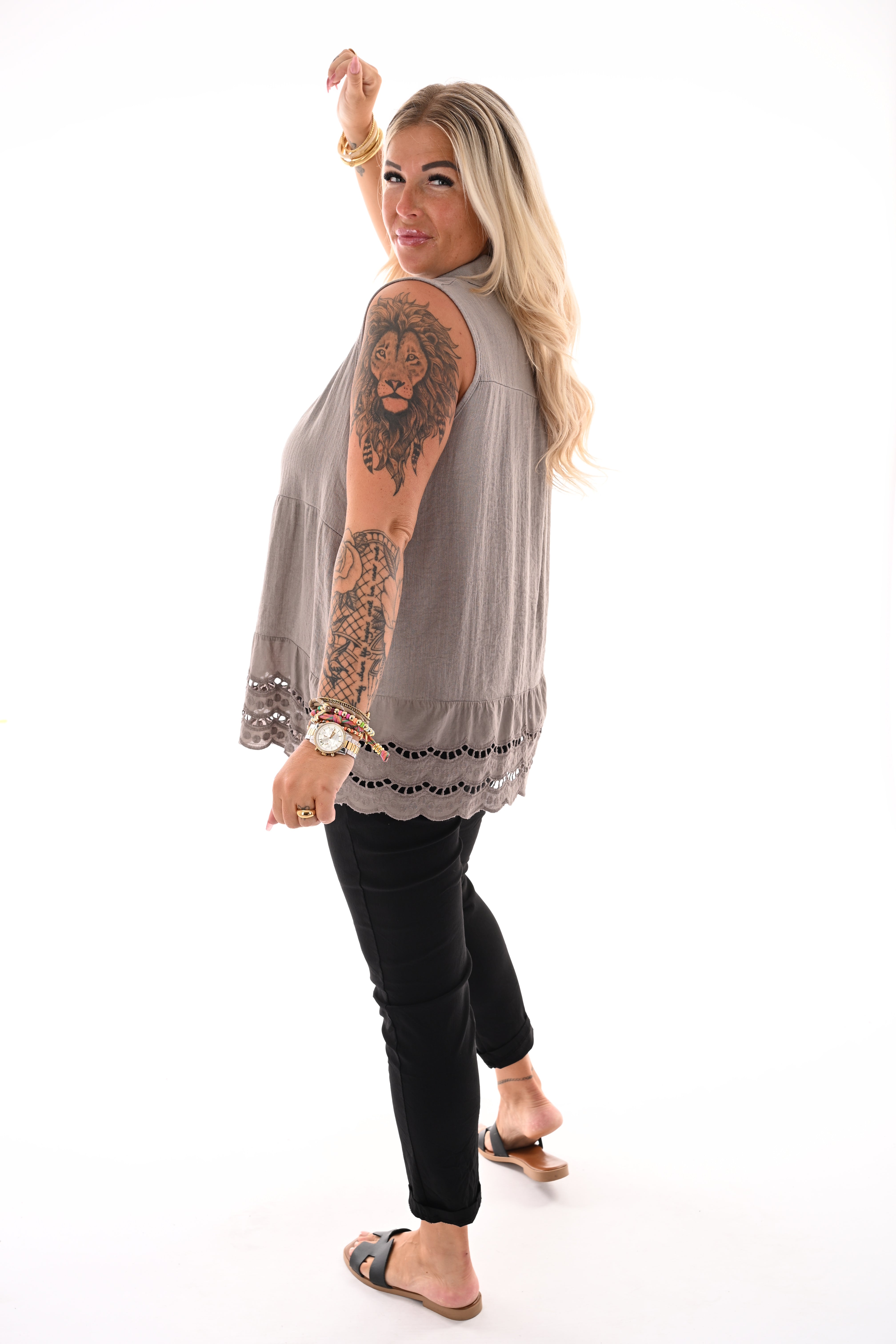 Doorknoop blouse mouwloos kanten rand taupe
