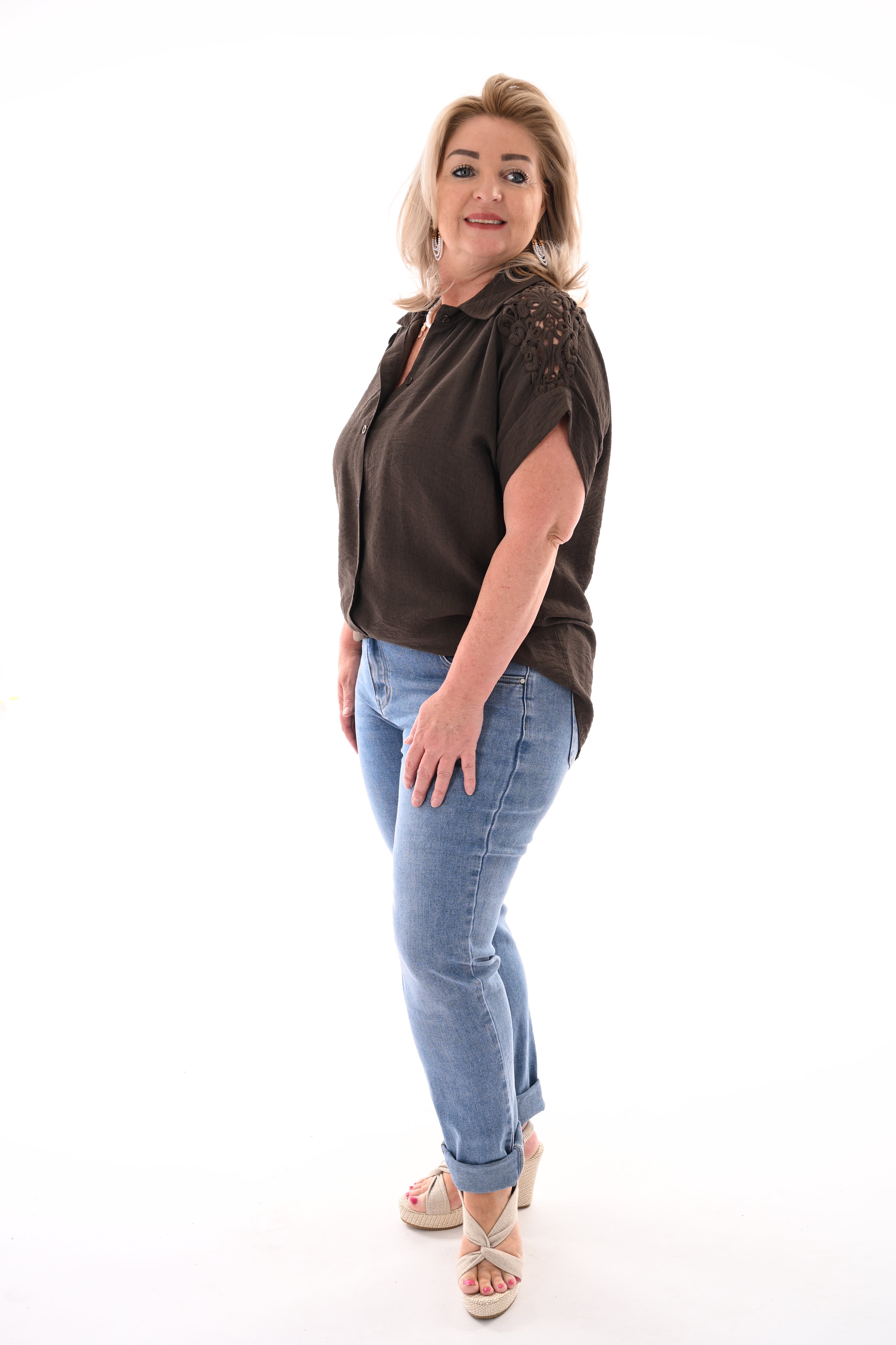 Blouse korte mouwen broderie detail donkerbruin