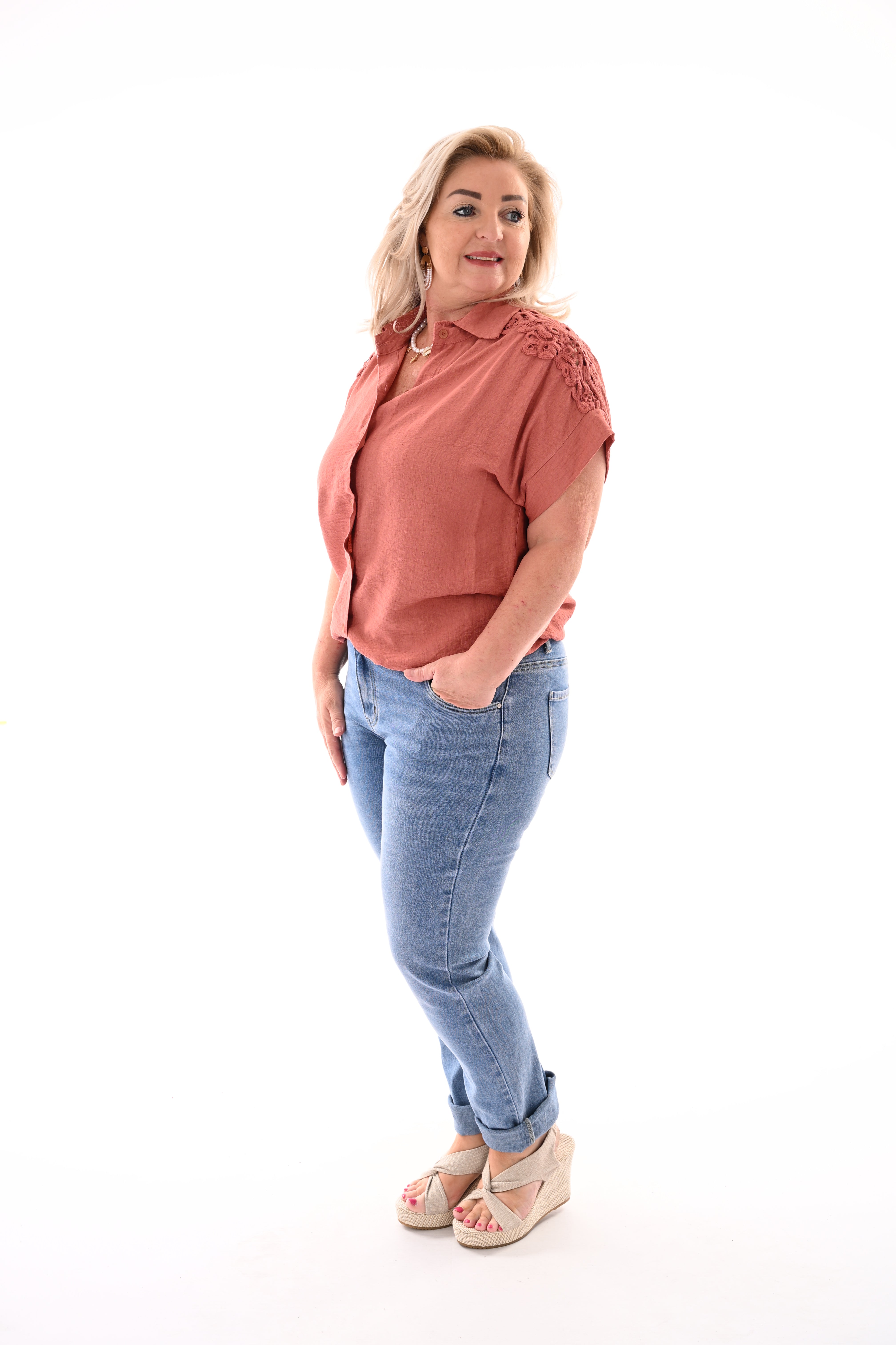 Blouse korte mouwen broderie detail zalm