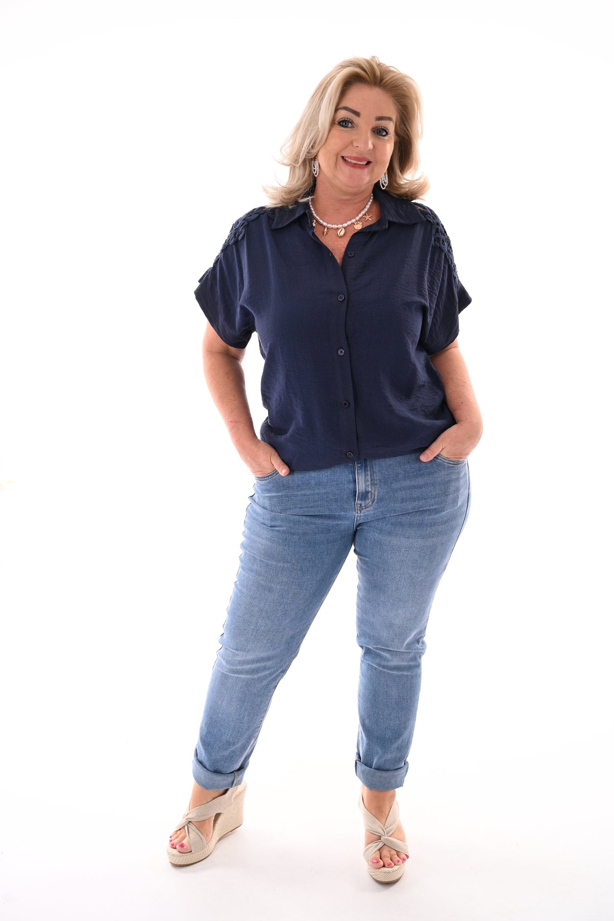 Blouse korte mouwen broderie detail marineblauw