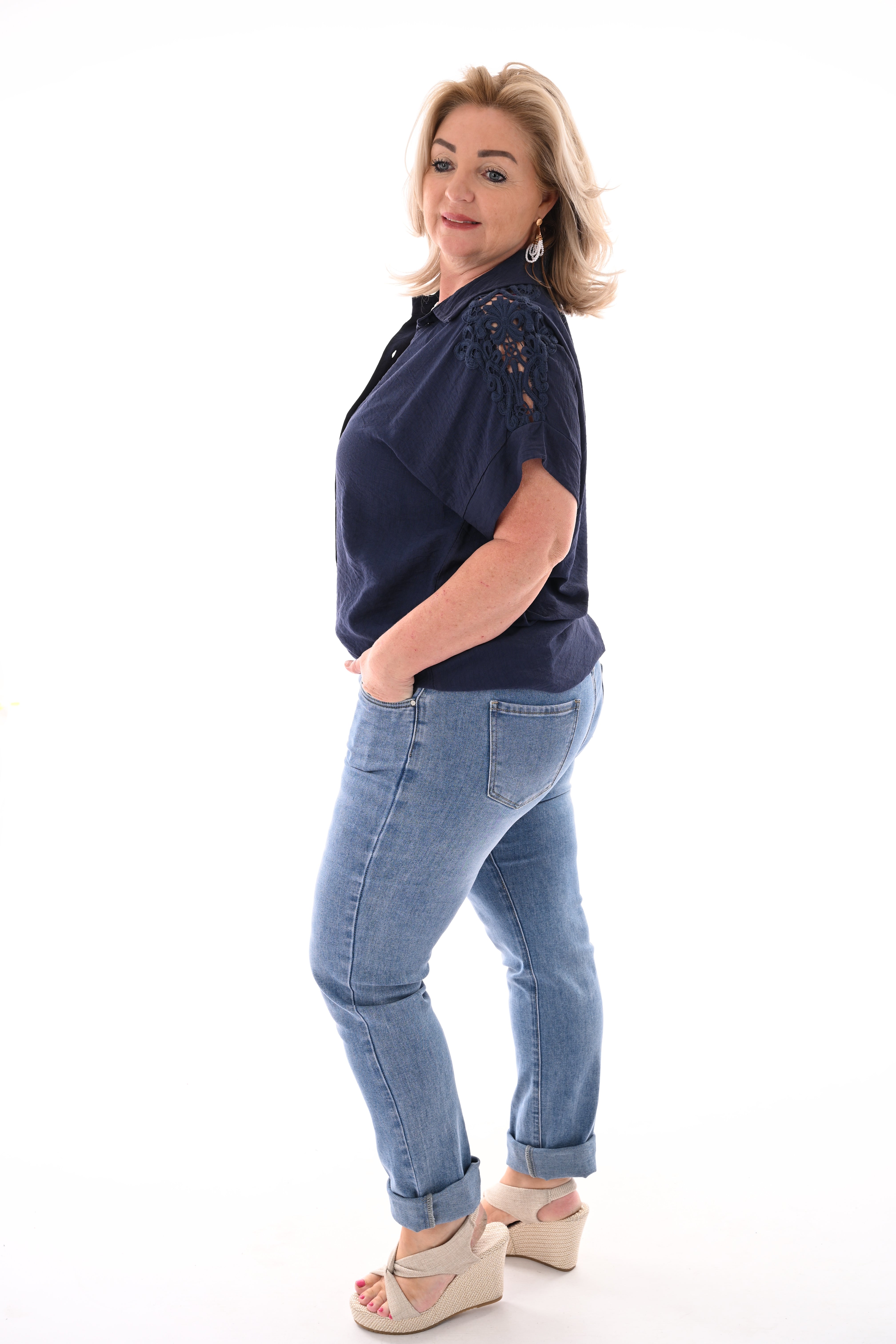 Blouse korte mouwen broderie detail marineblauw