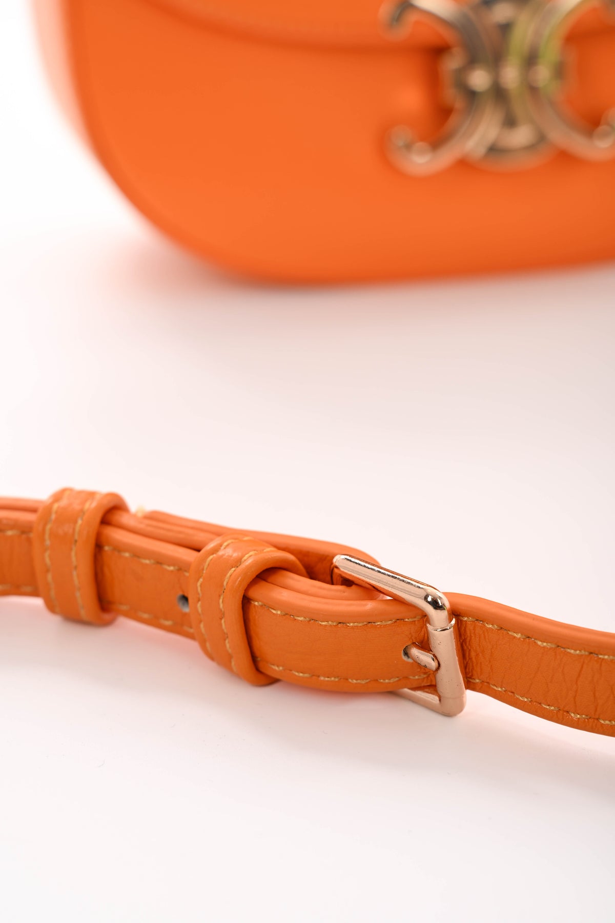 Crossbody tas met C-vormige gesp oranje