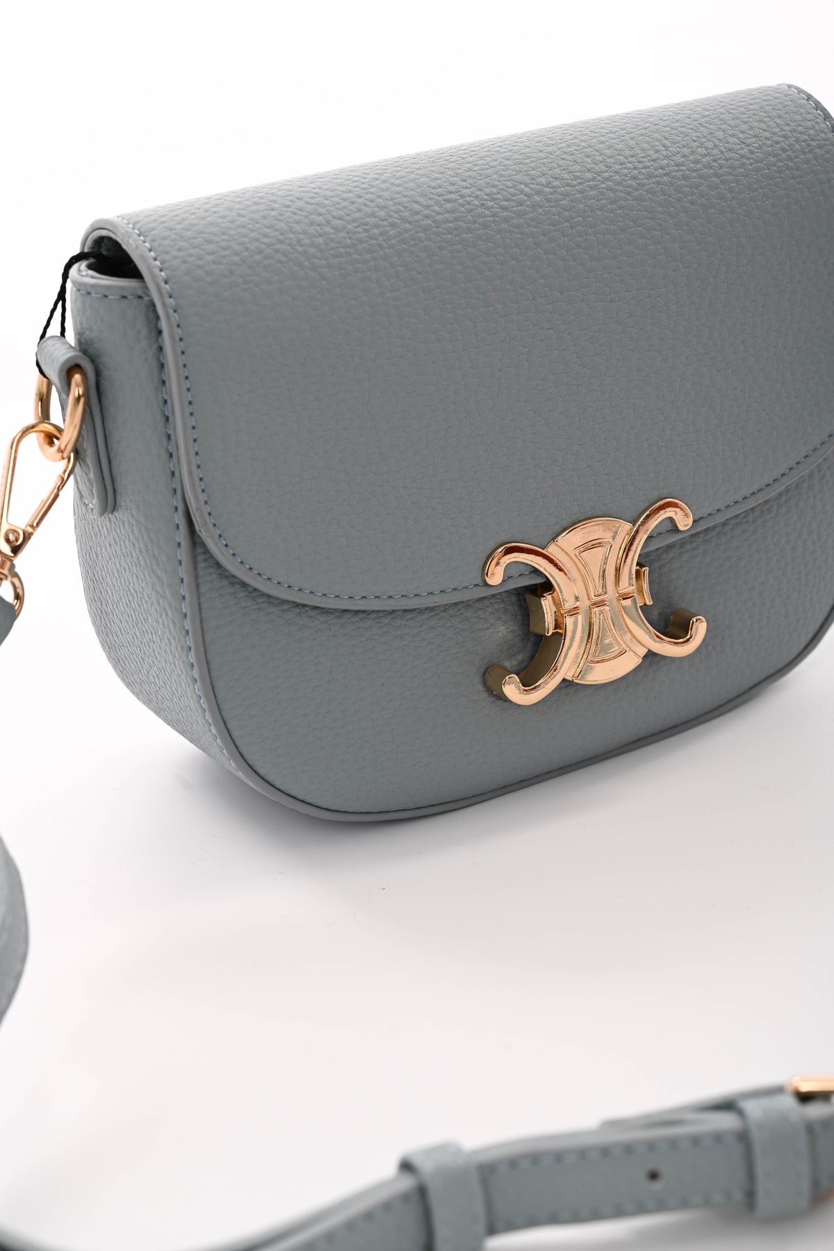 Crossbody tas met C-vormige gesp lichtblauw