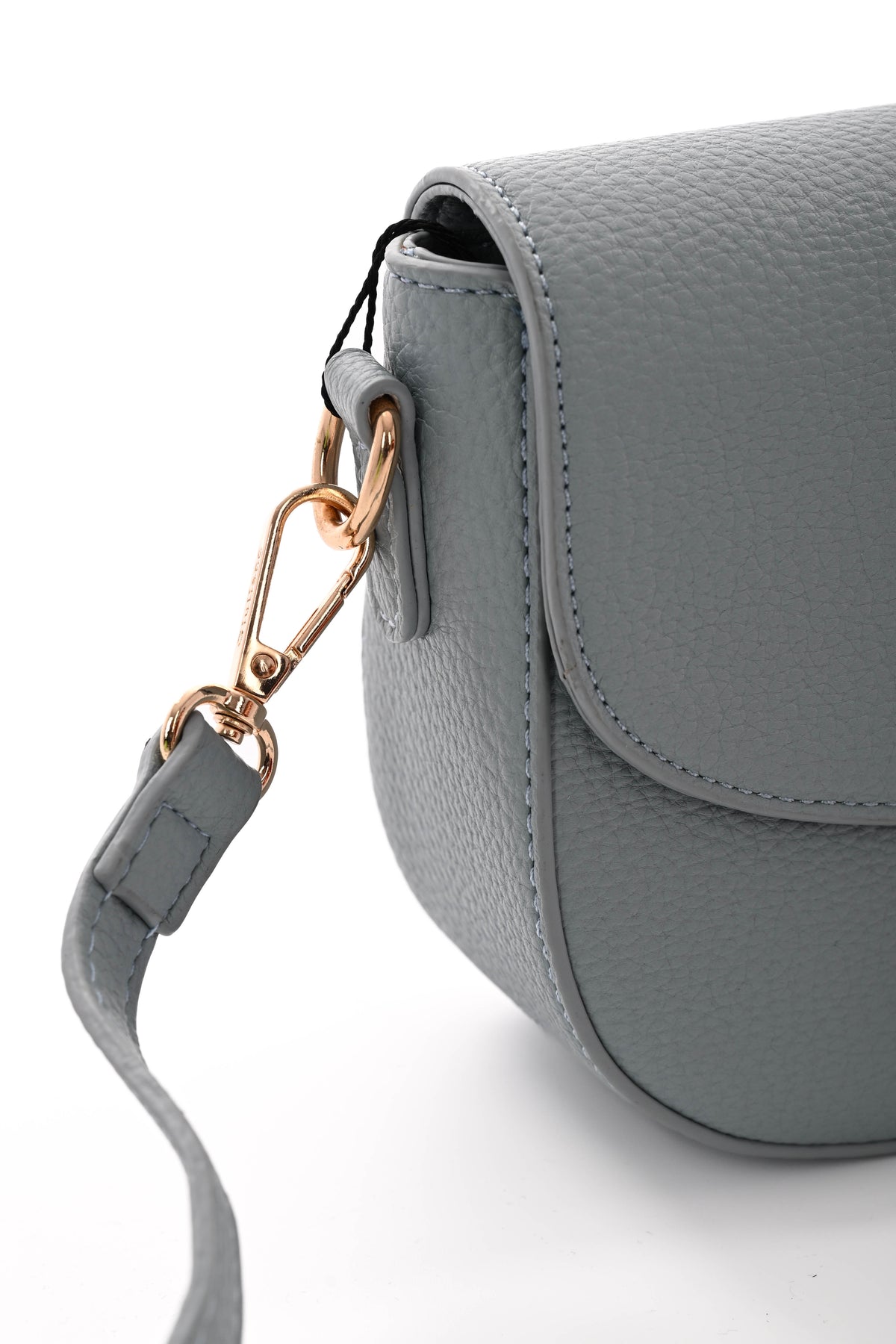 Crossbody tas met C-vormige gesp lichtblauw