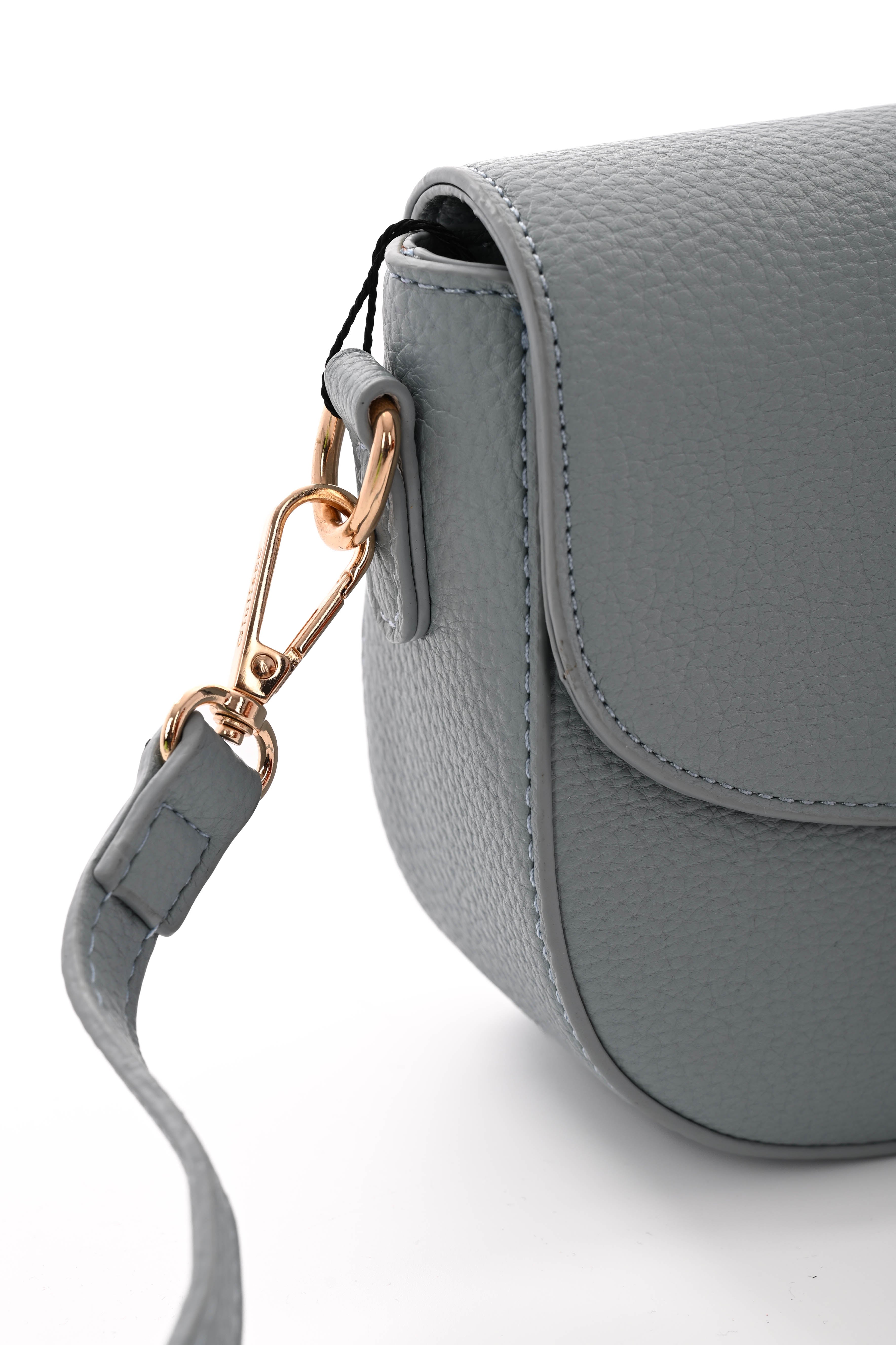 Crossbody tas met C-vormige gesp lichtblauw