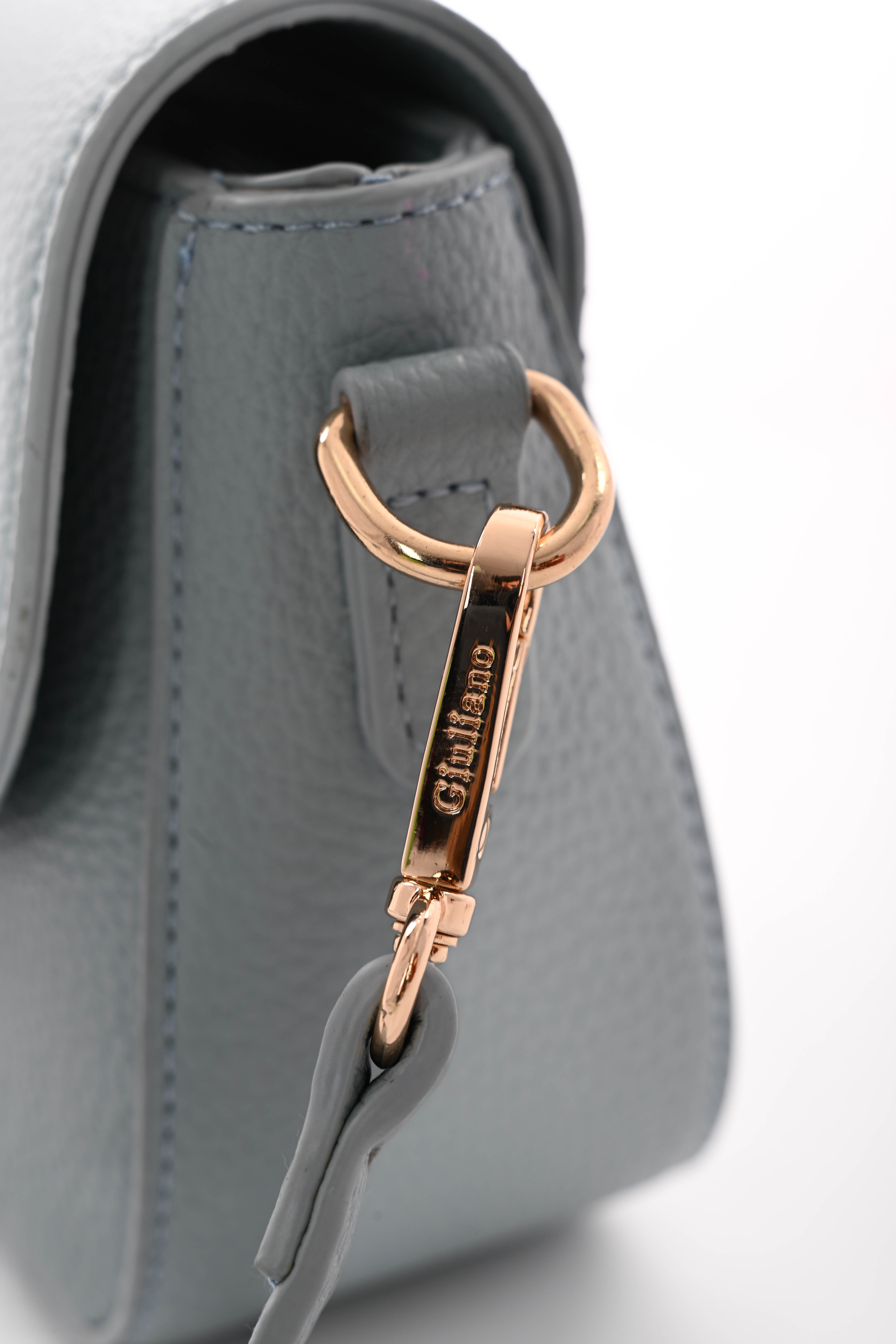 Crossbody tas met C-vormige gesp lichtblauw