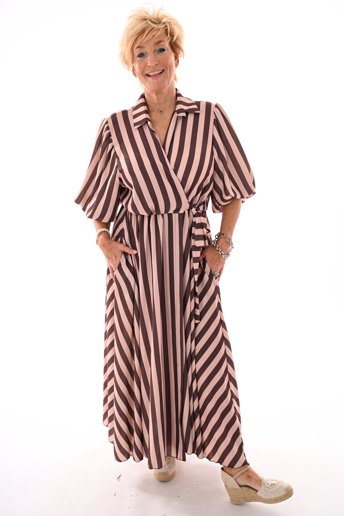 Maxi overslag jurk pofmouwen strepen beige/donkerbruin
