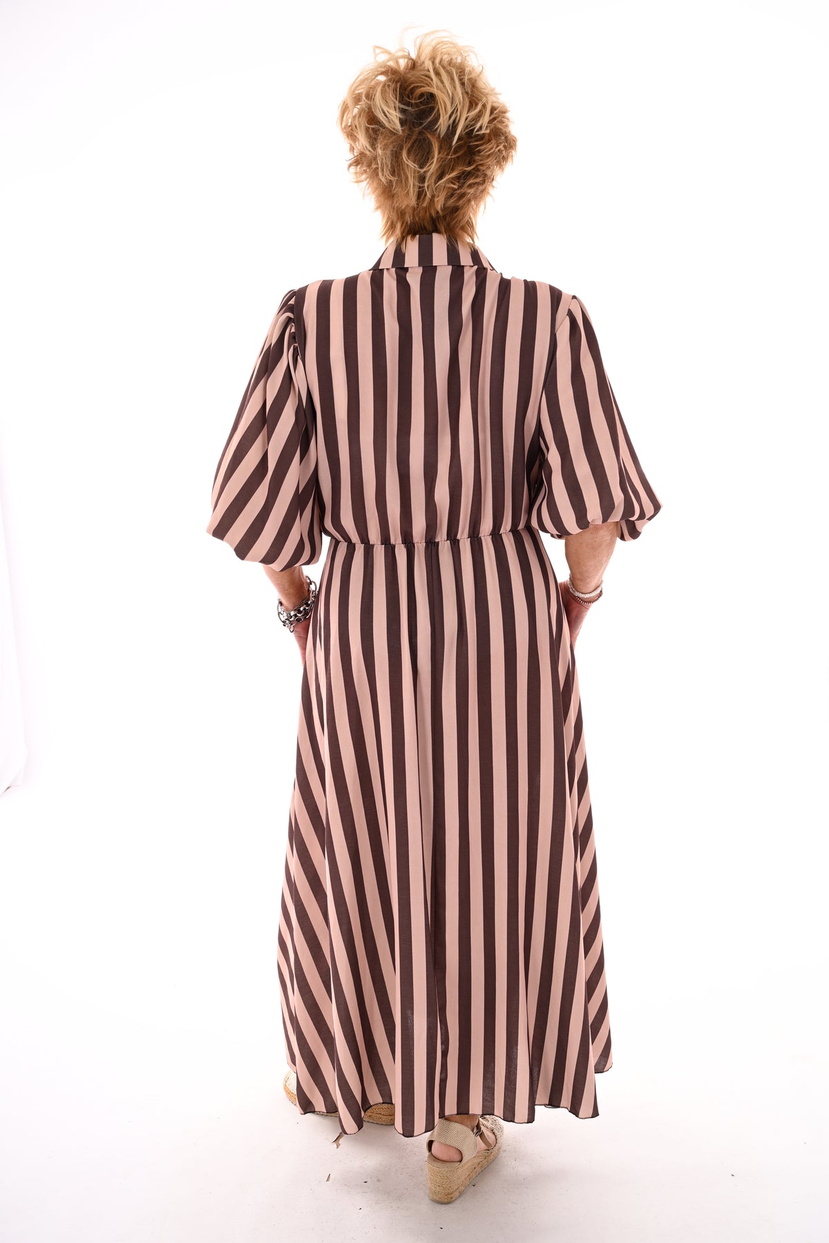 Maxi overslag jurk pofmouwen strepen beige/donkerbruin
