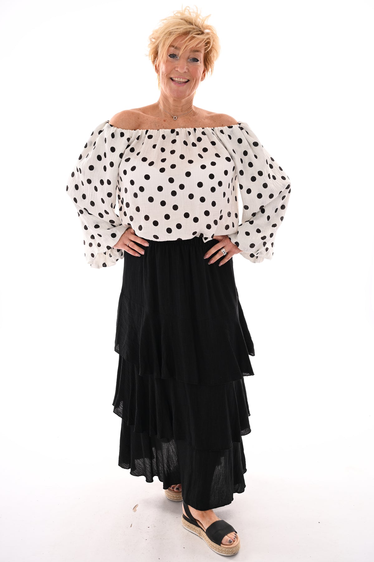 Off-shoulder top dots roomwit