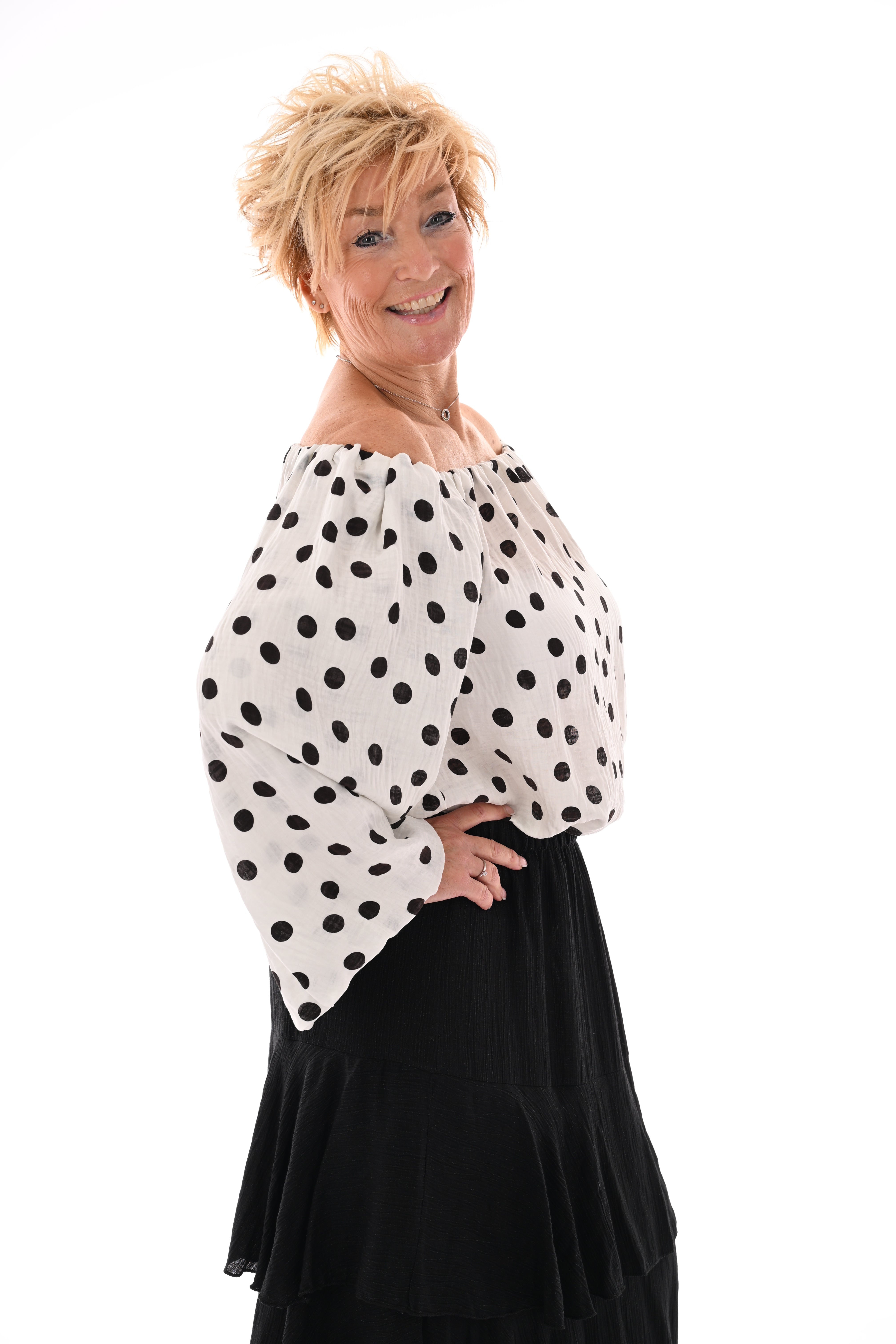 Off-shoulder top dots roomwit