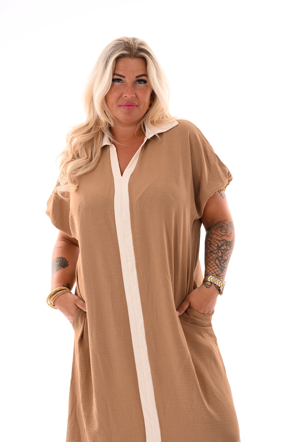Jurk v-hals met bies camel