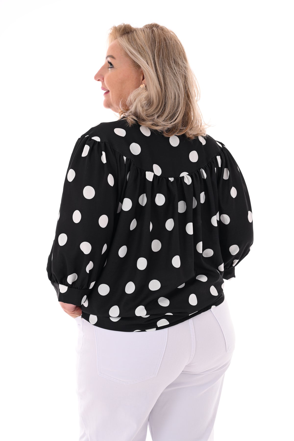 Doorknoop blouse pofmouwen grote dots zwart