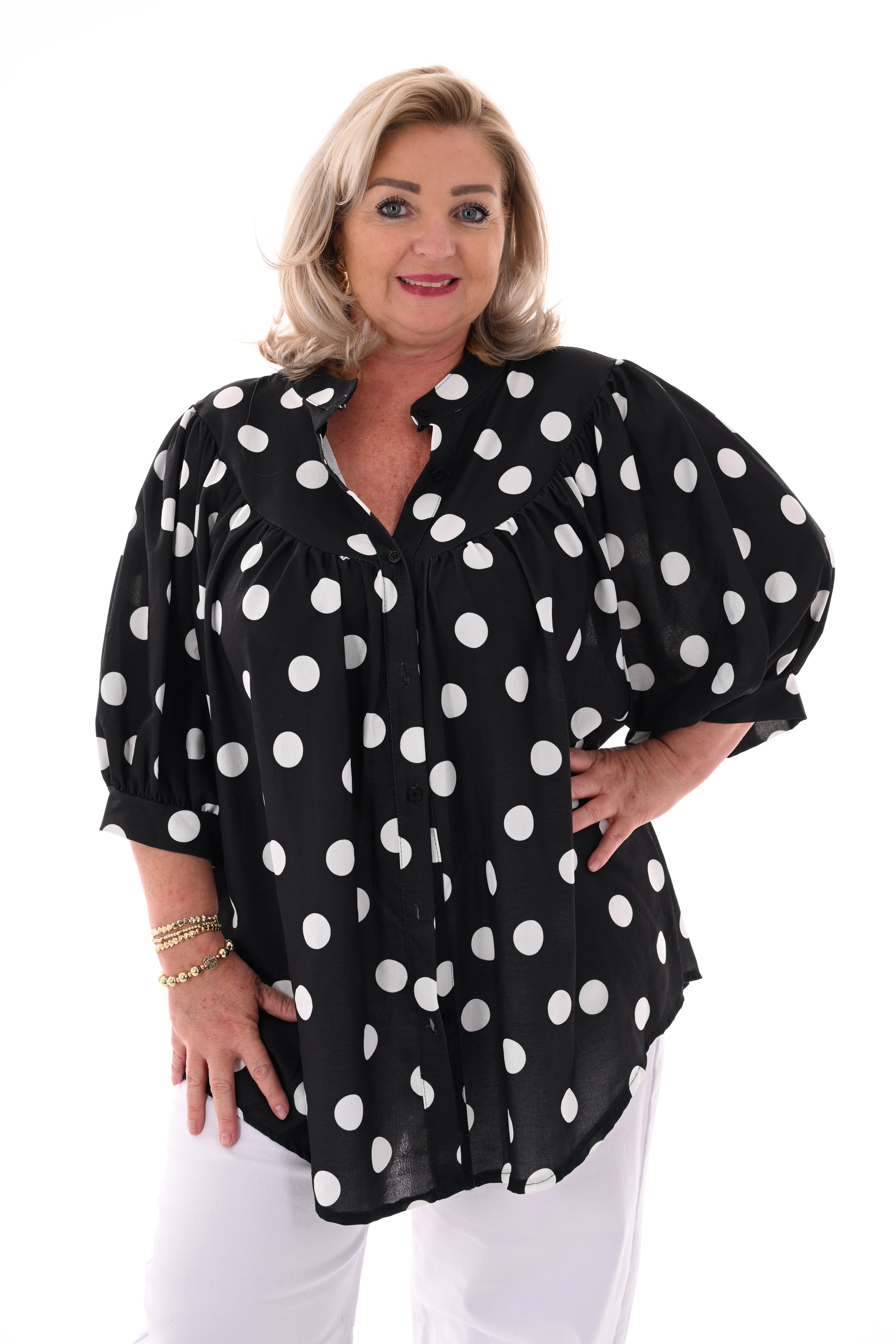 Doorknoop blouse pofmouwen grote dots zwart