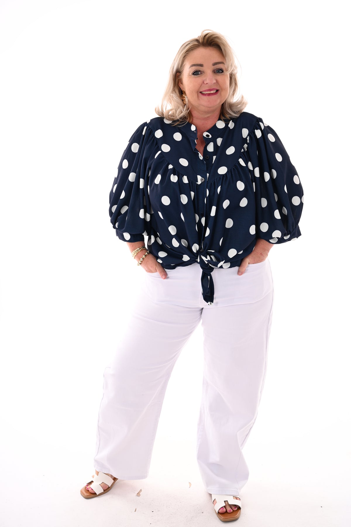 Doorknoop blouse pofmouwen grote dots marineblauw