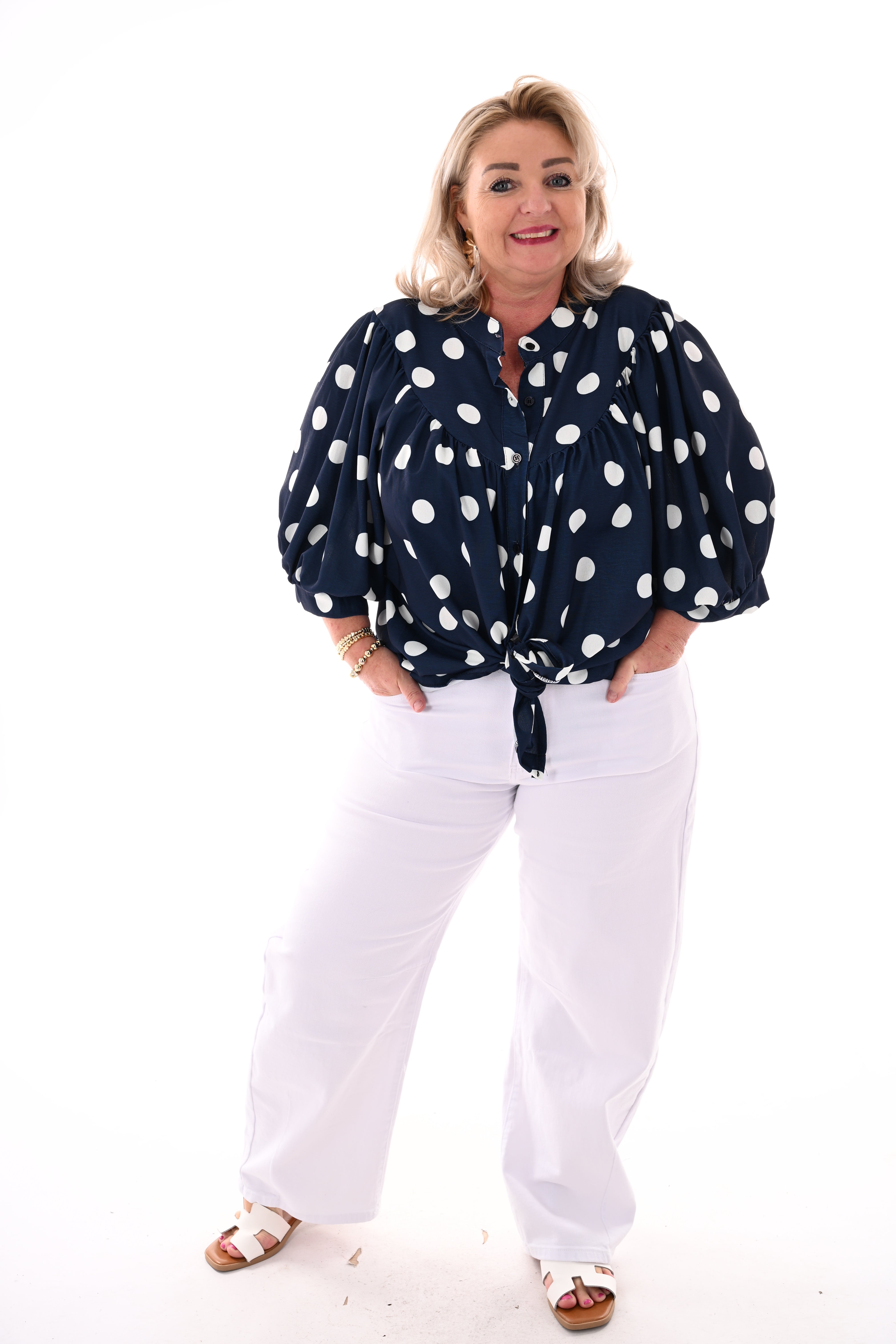 Doorknoop blouse pofmouwen grote dots marineblauw