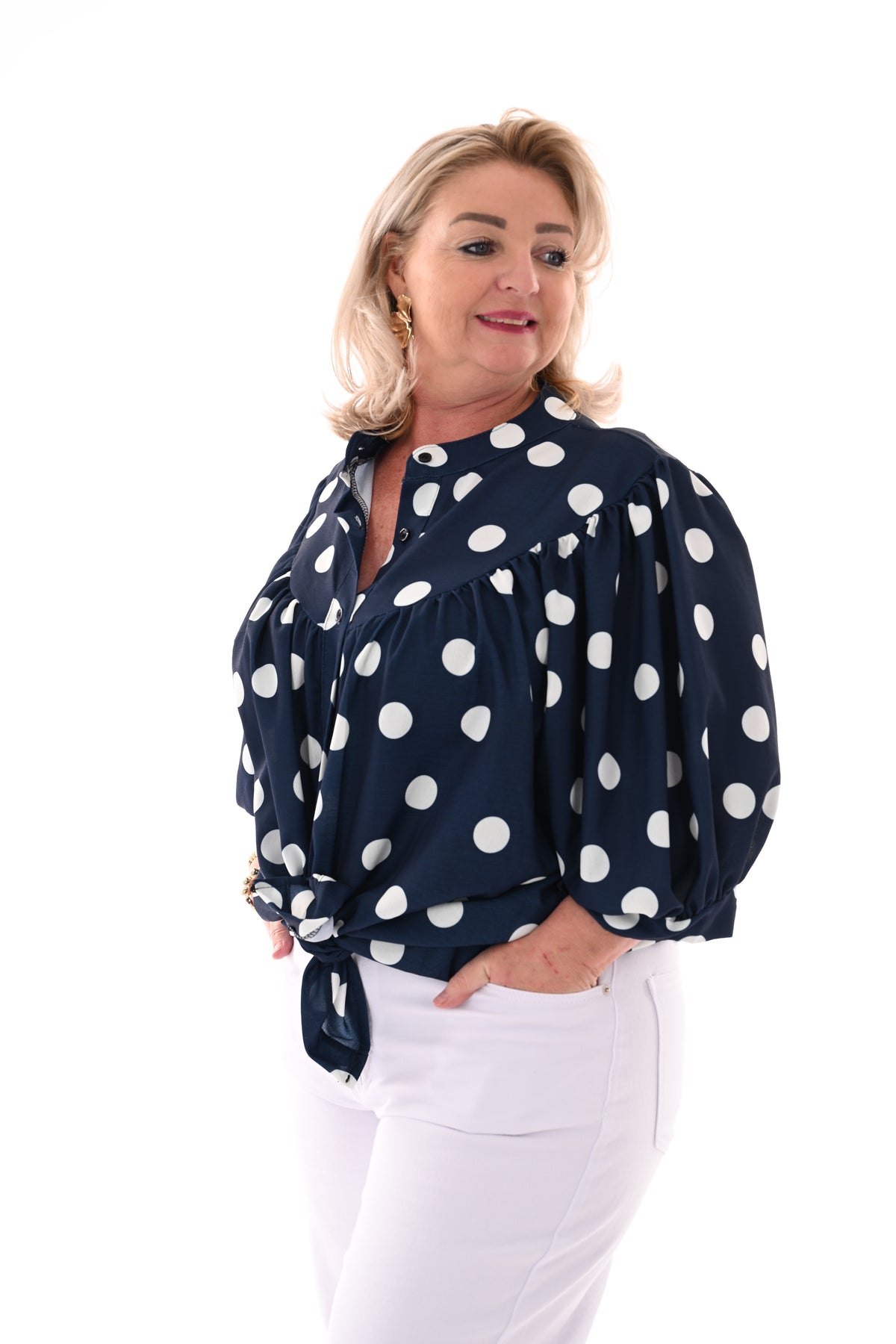 Doorknoop blouse pofmouwen grote dots marineblauw