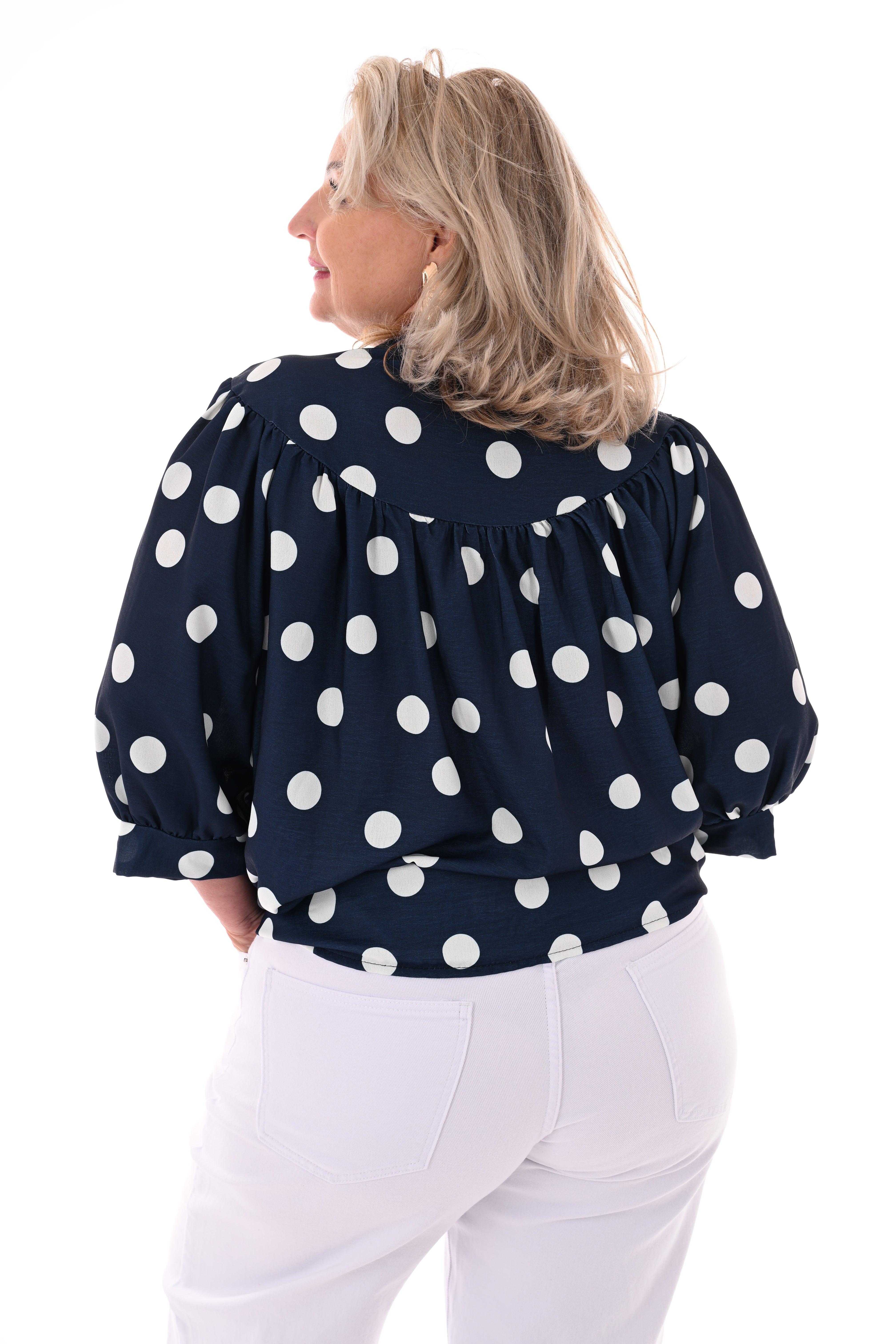 Doorknoop blouse pofmouwen grote dots marineblauw
