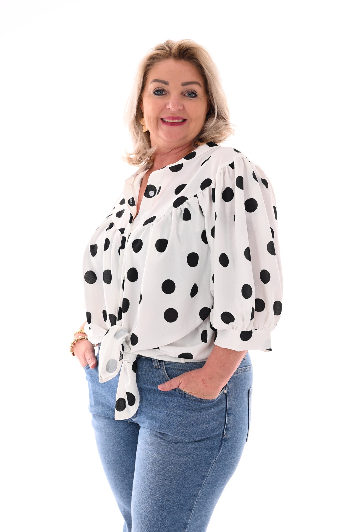 Doorknoop blouse pofmouwen grote dots roomwit