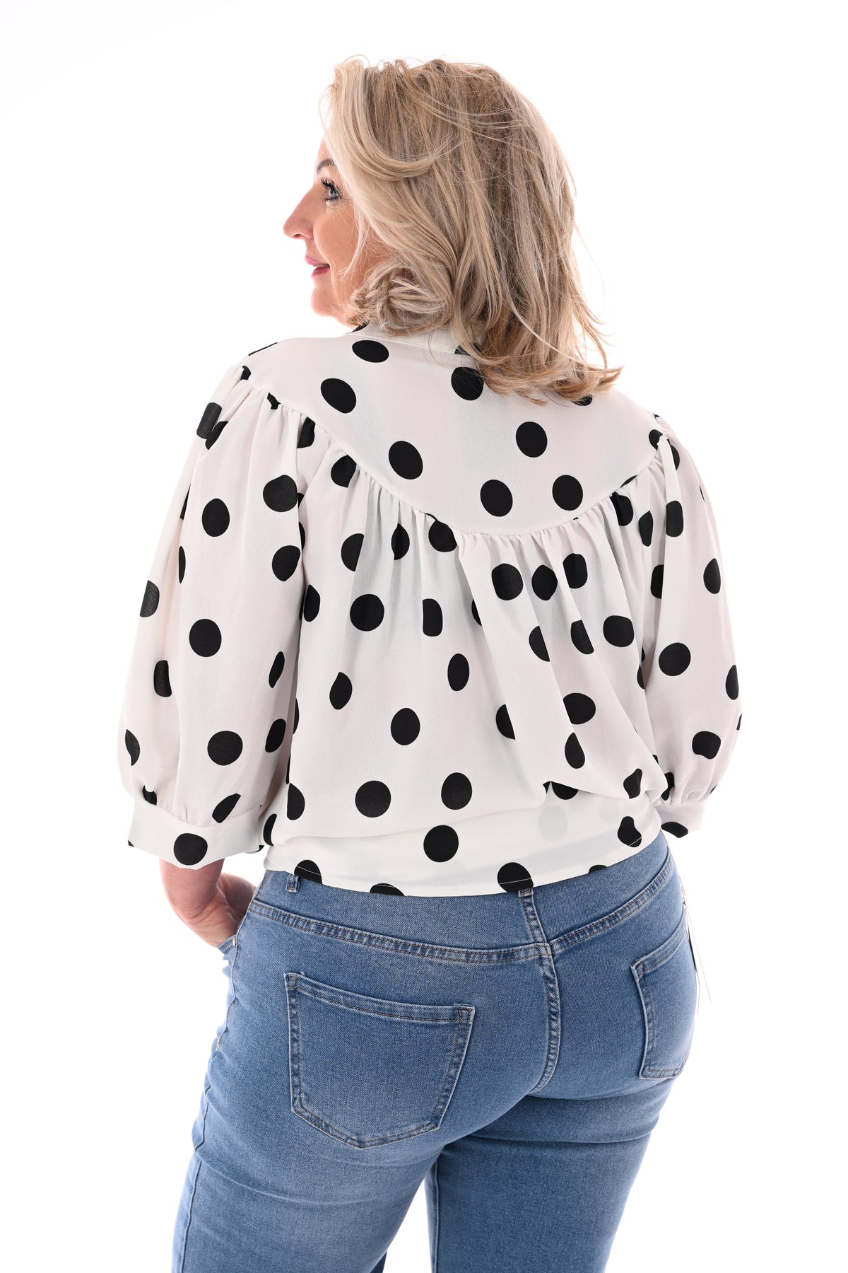 Doorknoop blouse pofmouwen grote dots roomwit