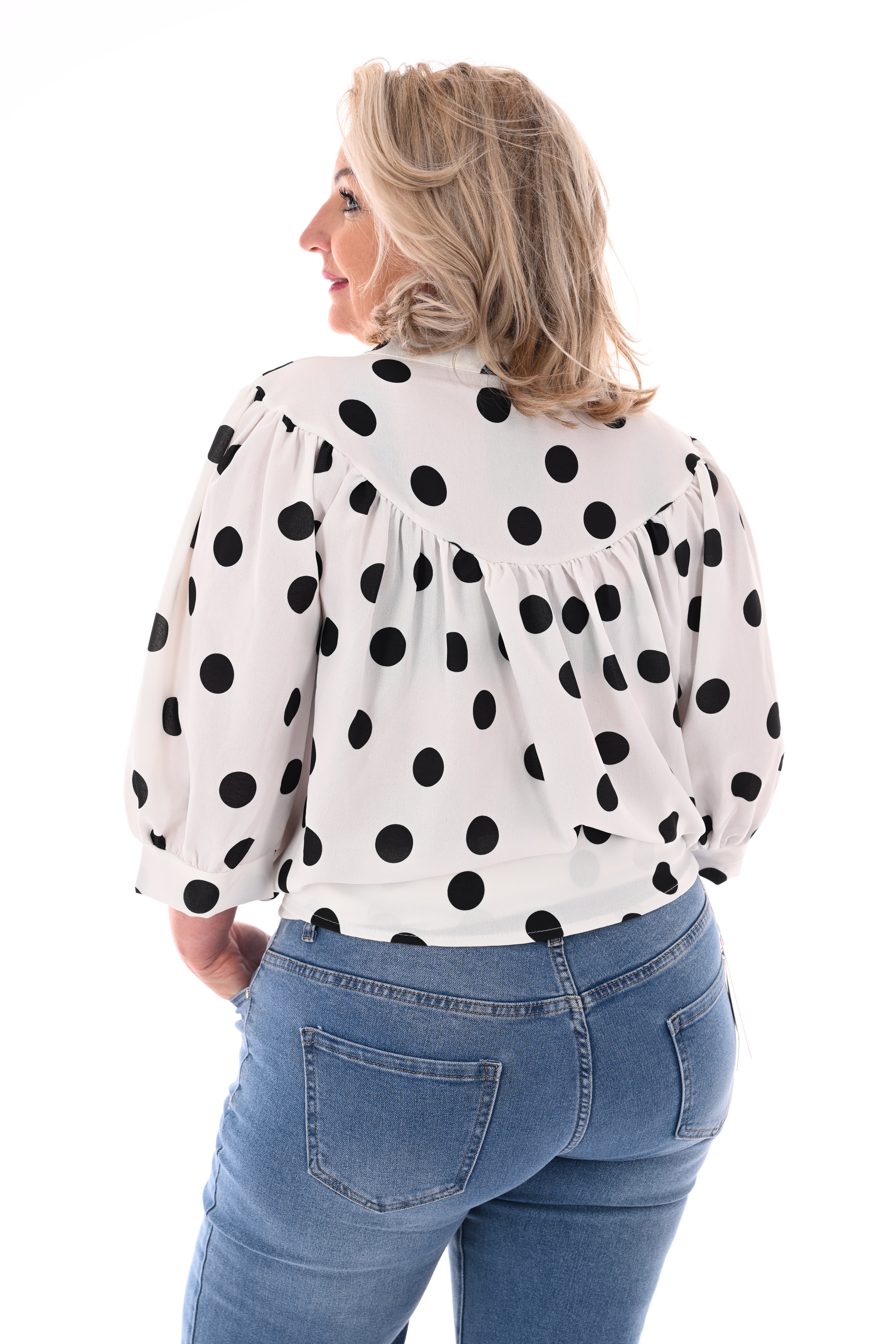Doorknoop blouse pofmouwen grote dots roomwit