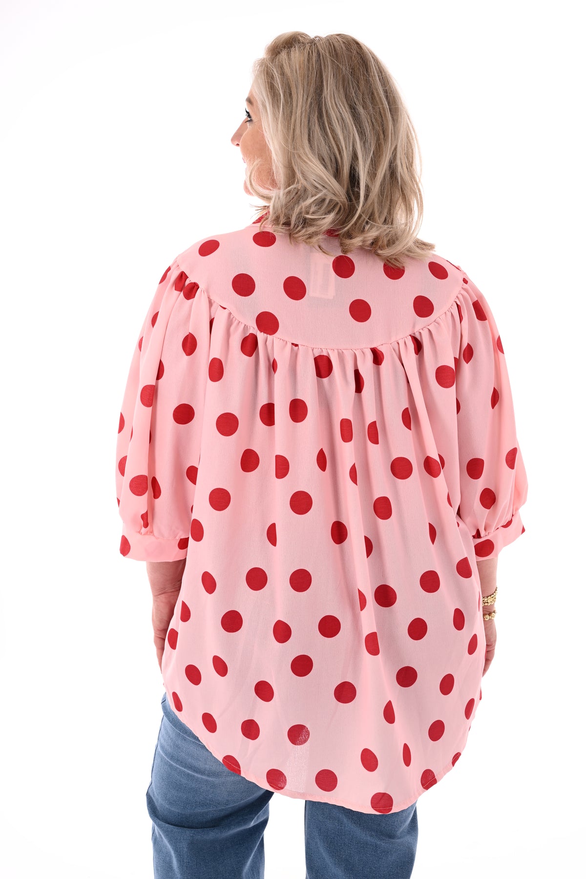 Doorknoop blouse pofmouwen grote dots lichtroze