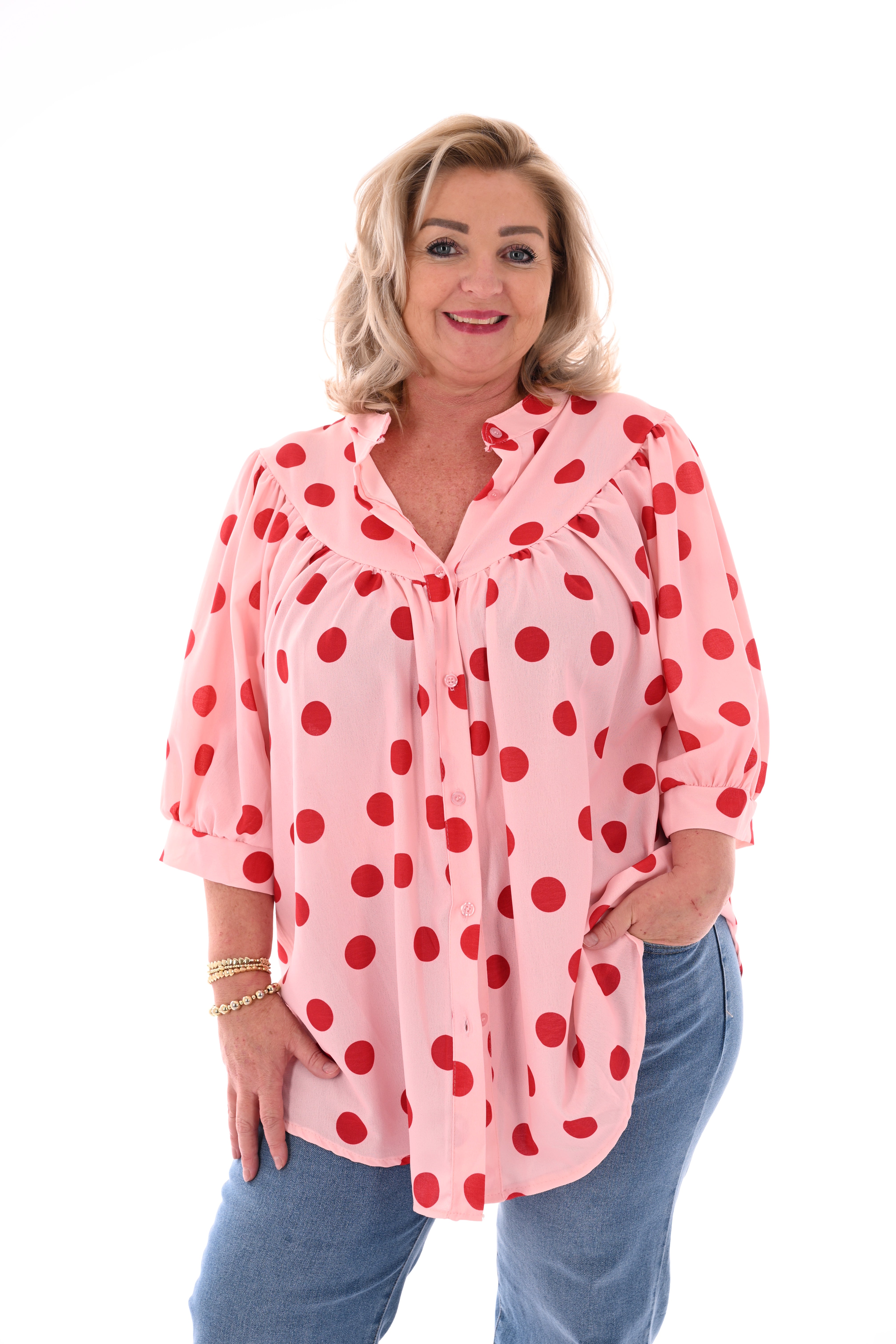 Doorknoop blouse pofmouwen grote dots lichtroze