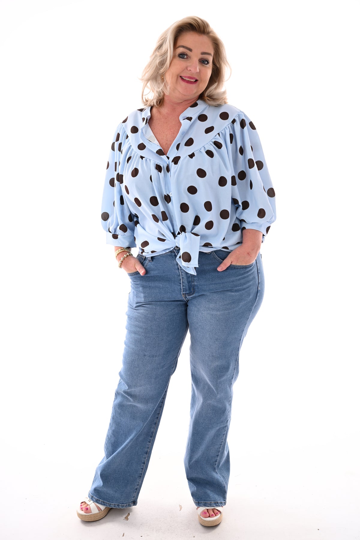 Doorknoop blouse pofmouwen grote dots lichtblauw