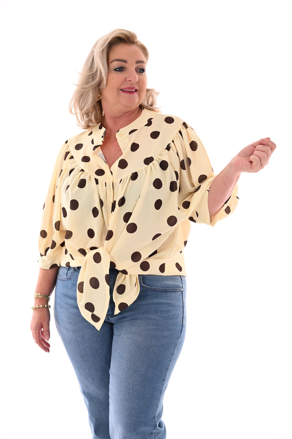 Doorknoop blouse pofmouwen grote dots lichtgeel