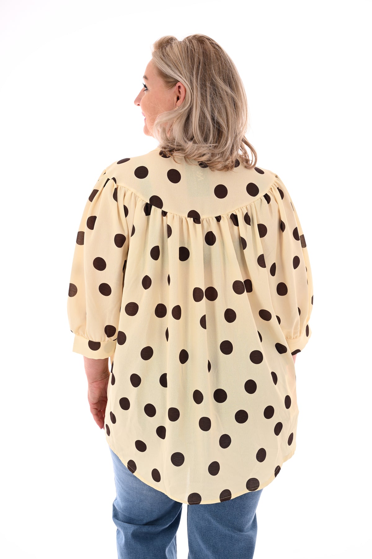 Doorknoop blouse pofmouwen grote dots lichtgeel