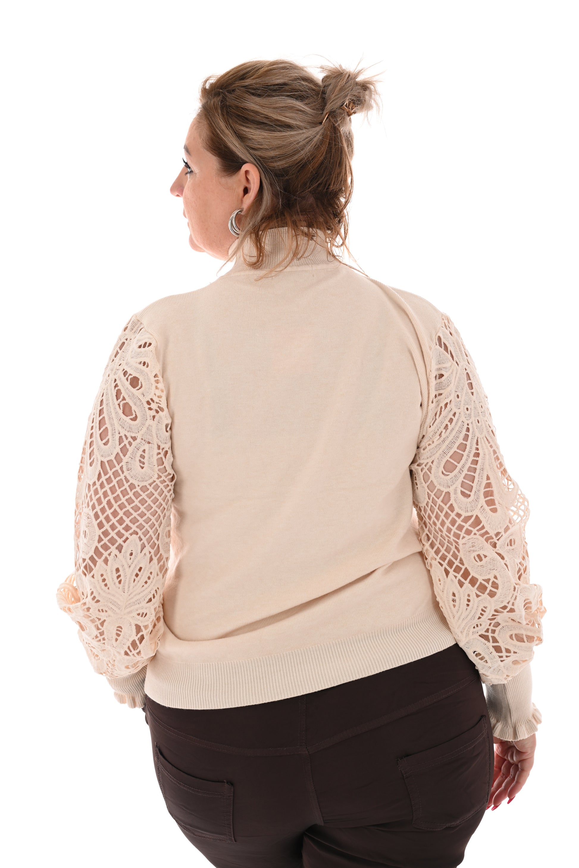 Trui broderie mouwen met turtle nek beige