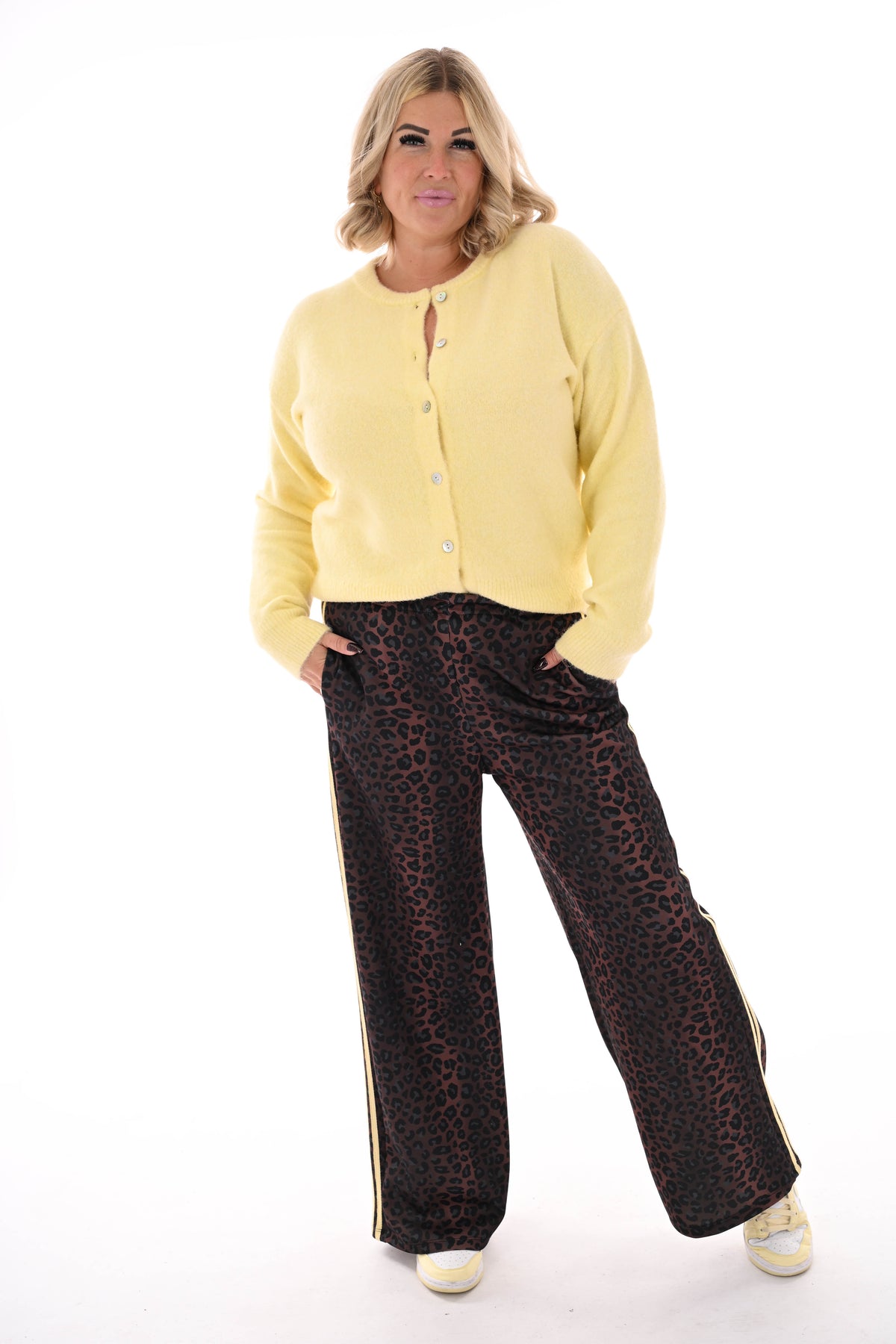 Fijn gebreid vest met knoopjes lichtgeel