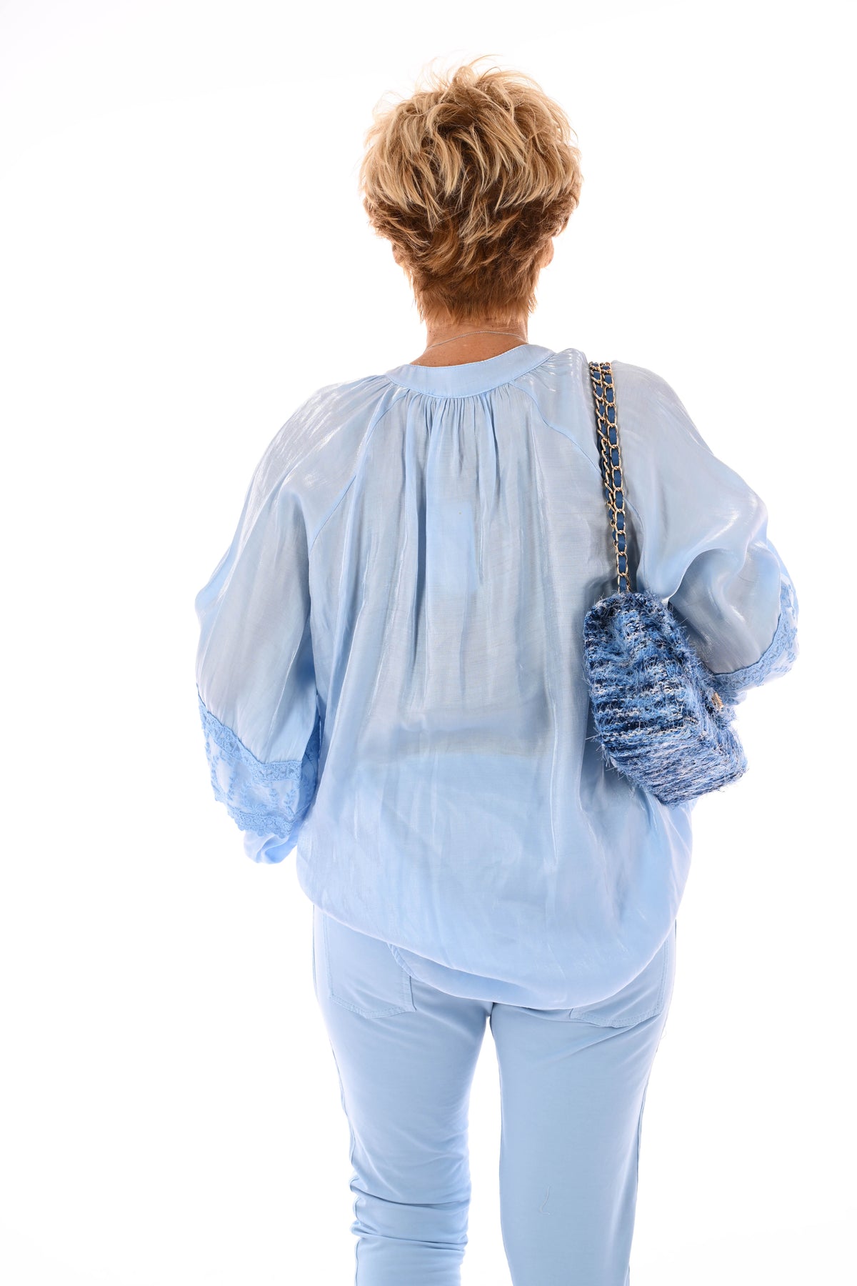 Silky blouse doorknoop met borduur details lichtblauw