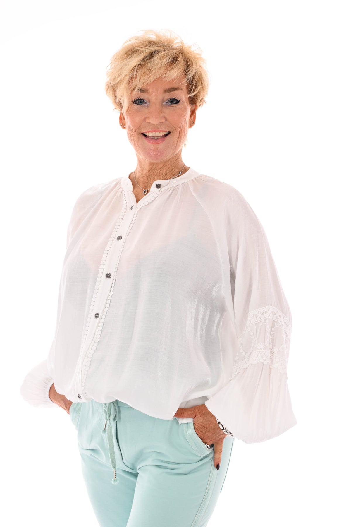 Silky blouse doorknoop met borduur details roomwit
