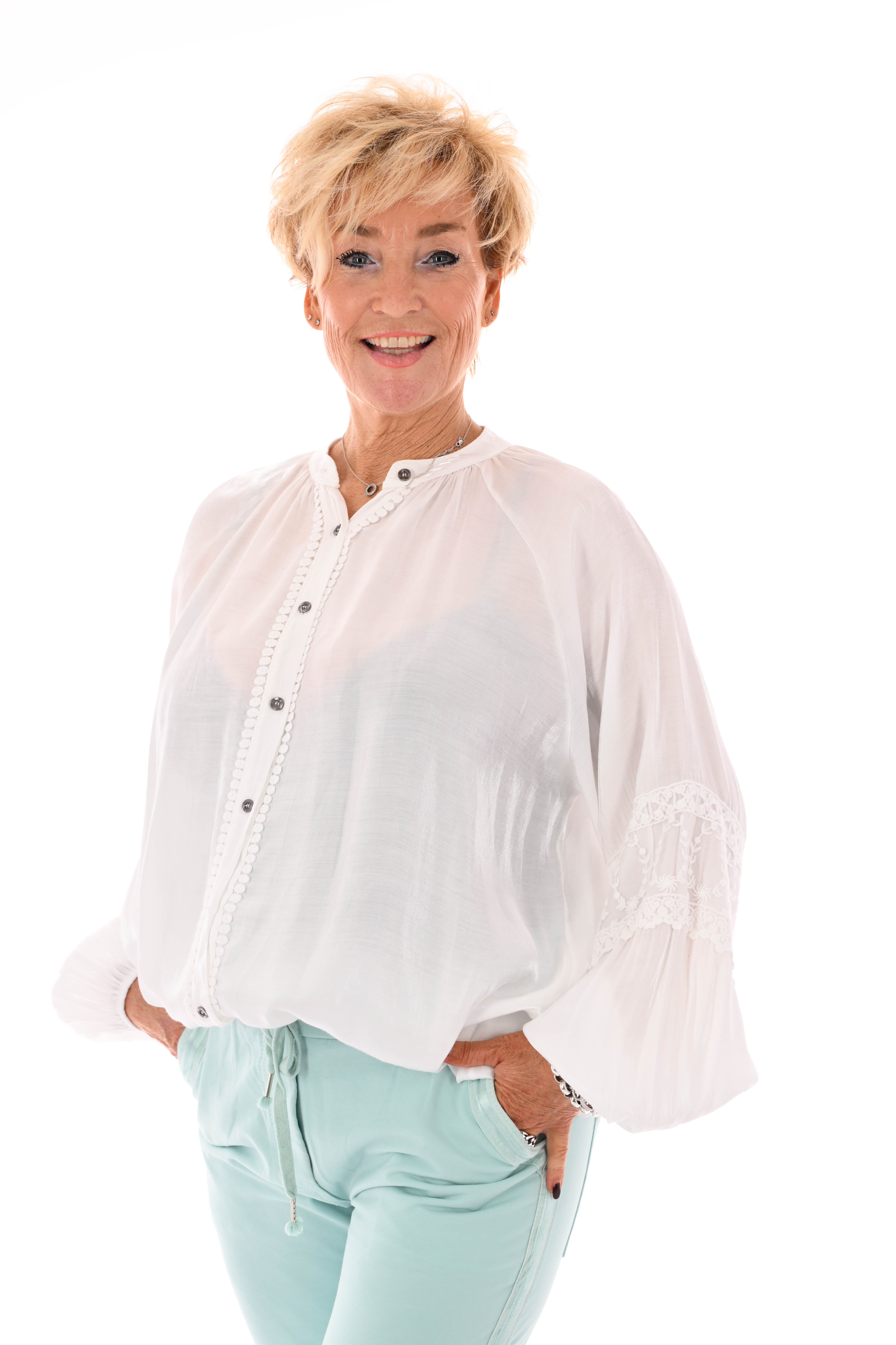 Silky blouse doorknoop met borduur details roomwit