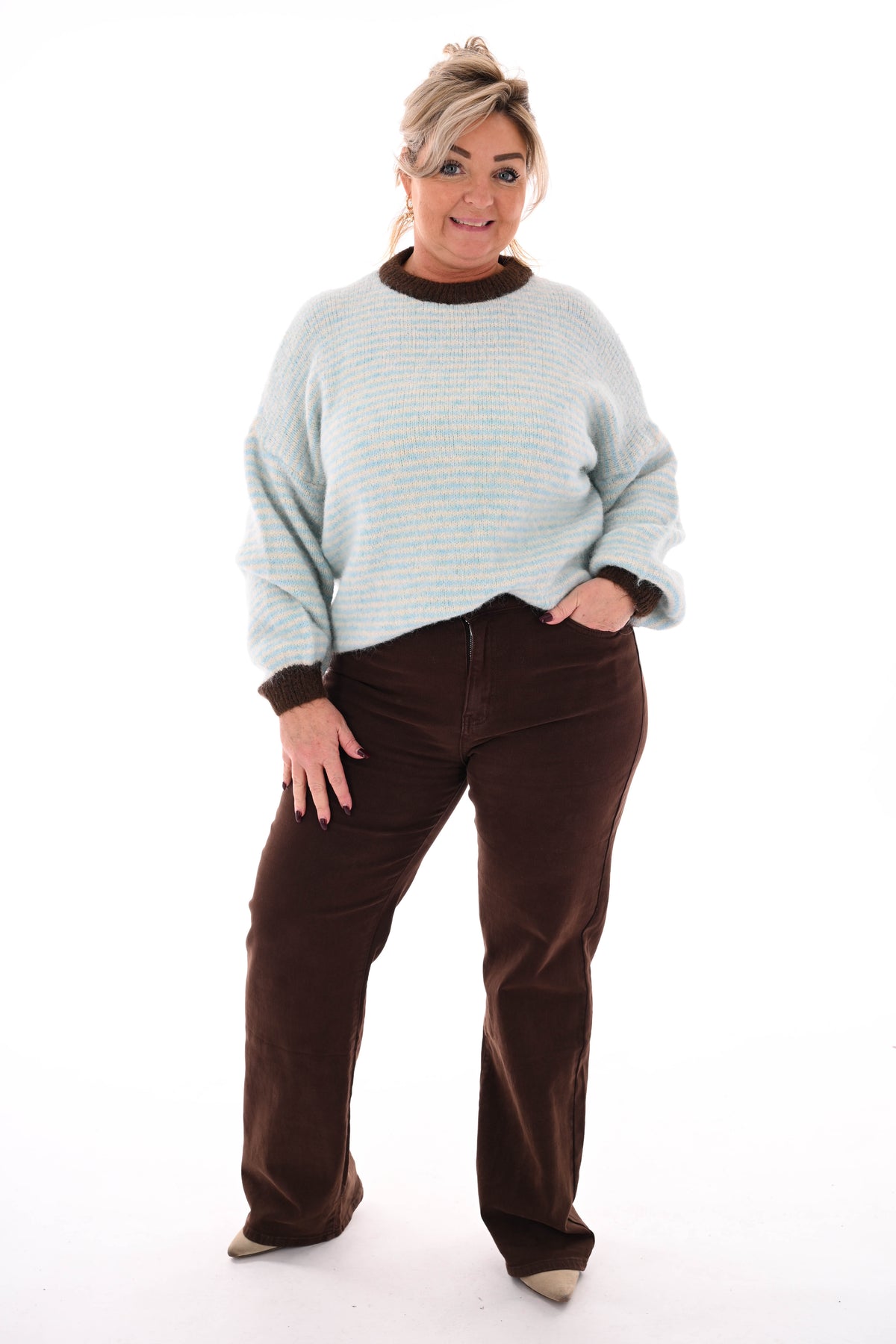 Fijn gebreide trui kleine streepjes lichtblauw/bruin