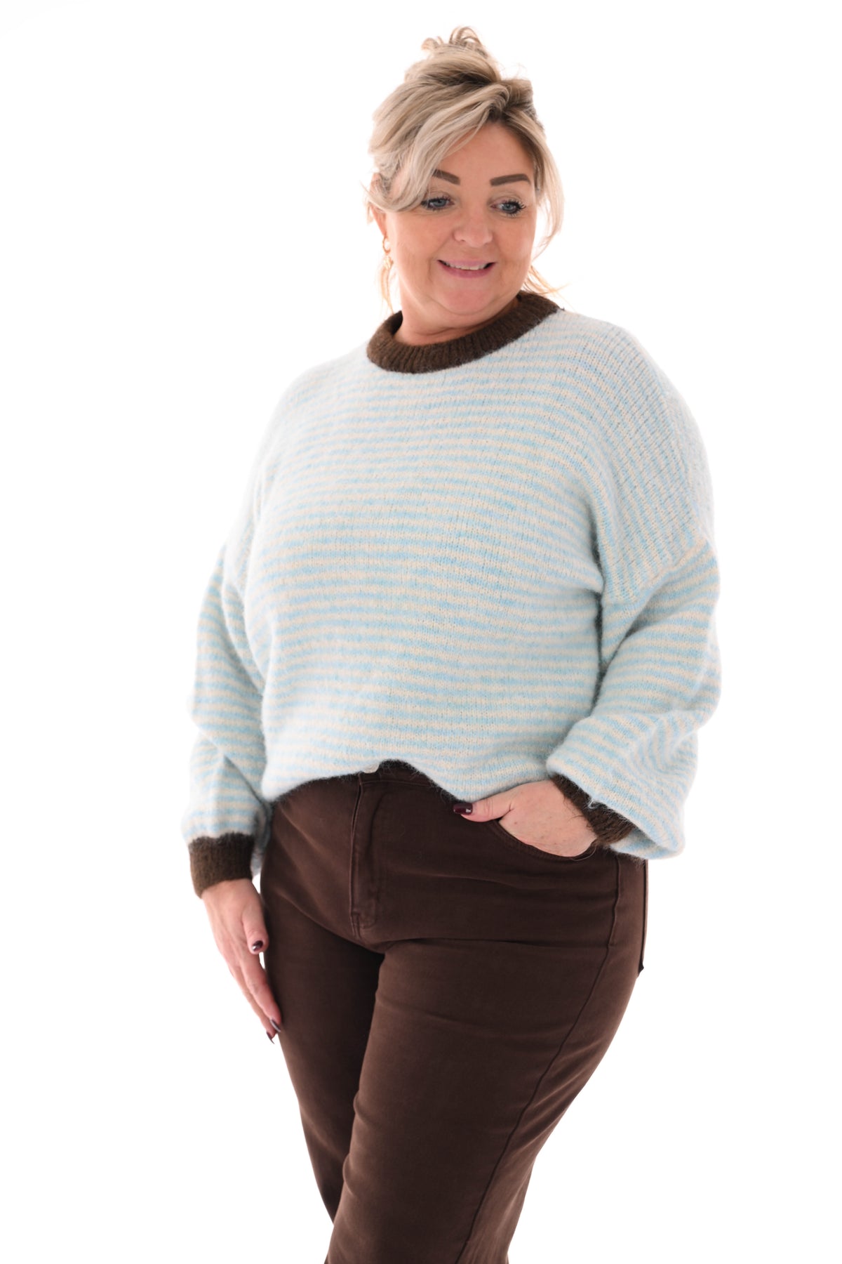 Fijn gebreide trui kleine streepjes lichtblauw/bruin