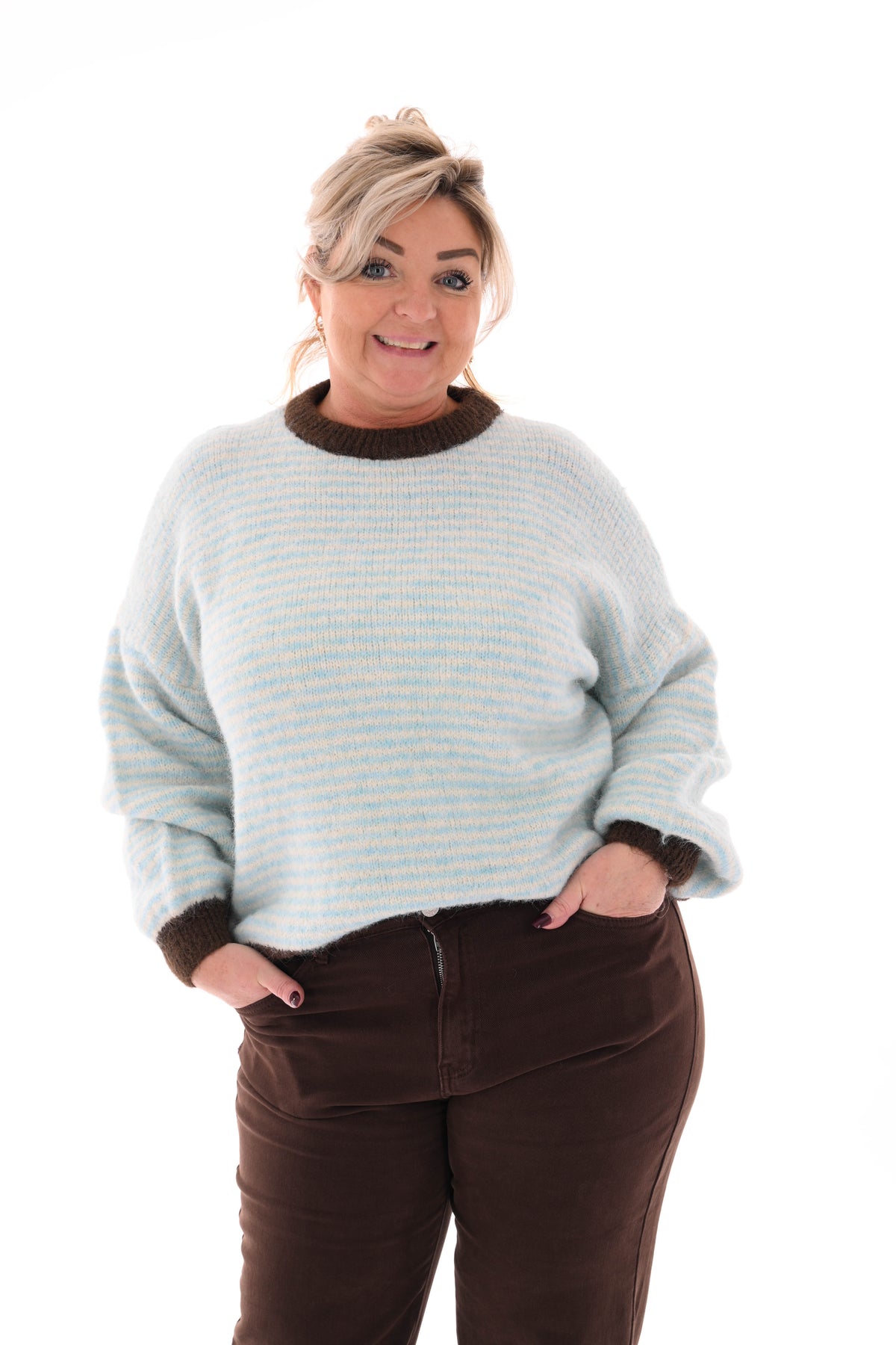 Fijn gebreide trui kleine streepjes lichtblauw/bruin