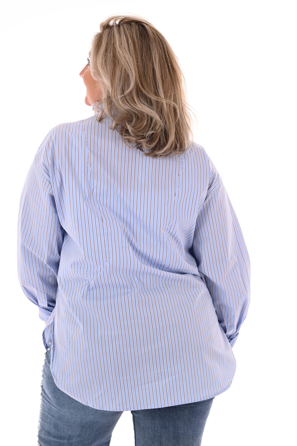 Blouse fijne streepjes roezelkraag lichtblauw